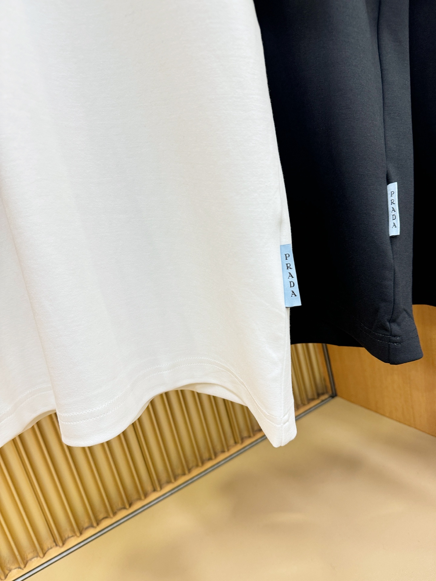 PRADA 普拉达 顶级品质 2025秋冬新品短袖！原版定制面料，手感柔软。顶级进口私货，时尚设计潮流羊