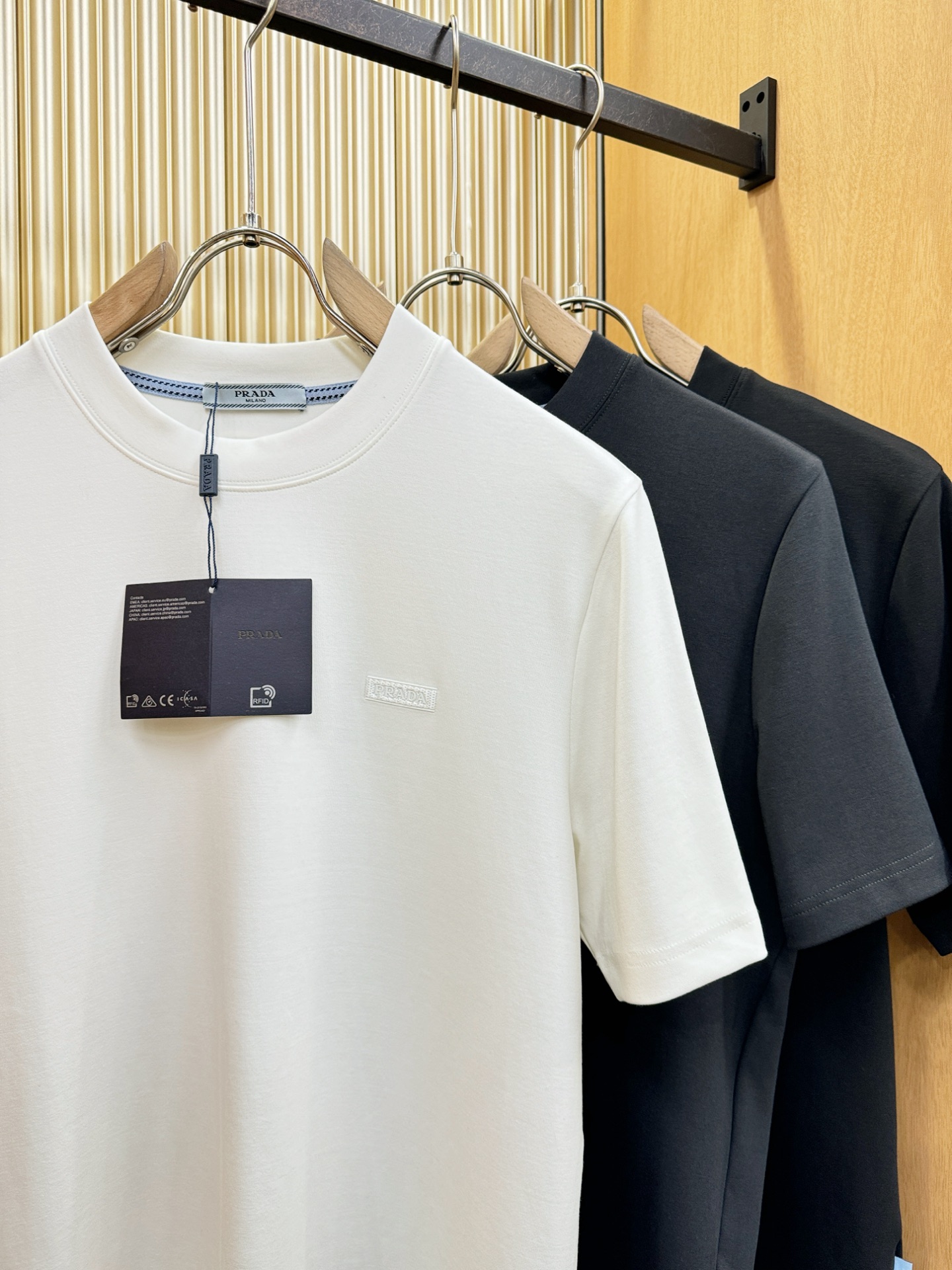 PRADA 普拉达 顶级品质 2025秋冬新品短袖！原版定制面料，手感柔软。顶级进口私货，时尚设计潮流羊