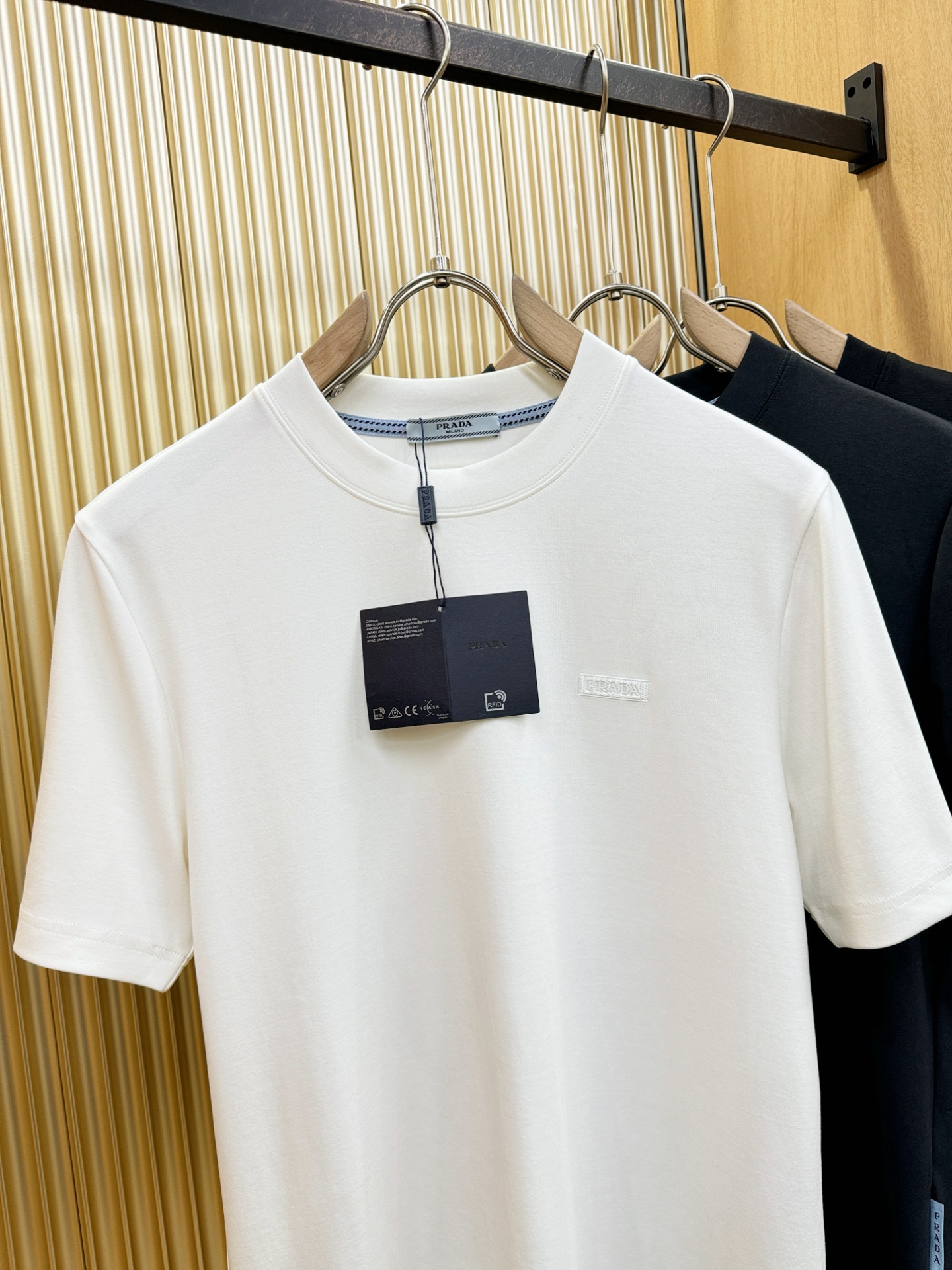 PRADA 普拉达 顶级品质 2025秋冬新品短袖！原版定制面料，手感柔软。顶级进口私货，时尚设计潮流羊