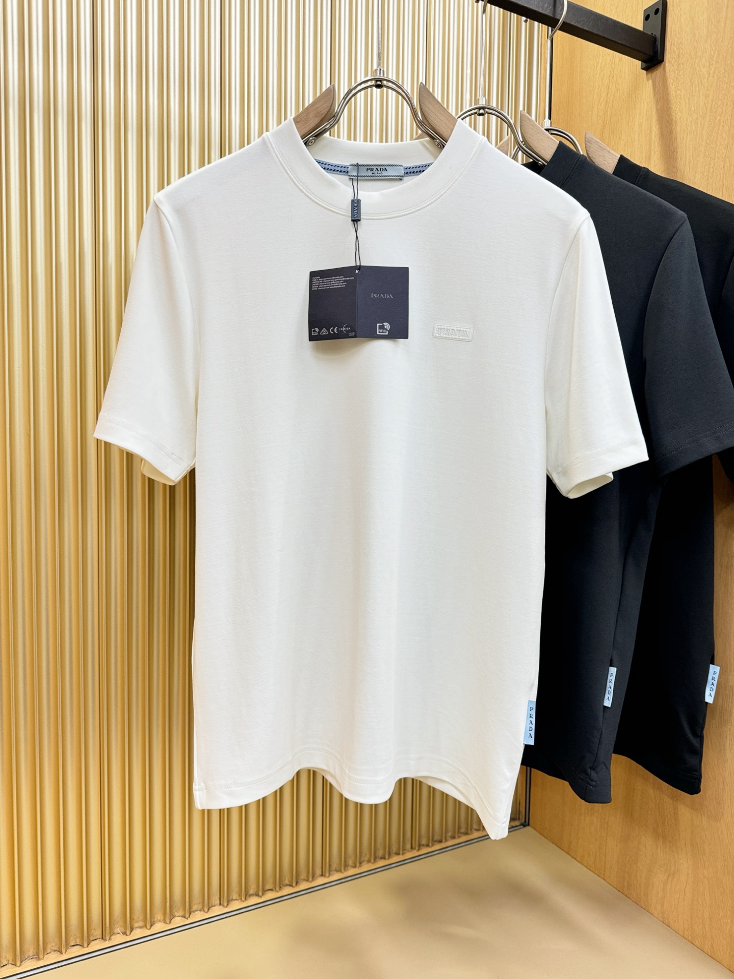 PRADA 普拉达 顶级品质 2025秋冬新品短袖！原版定制面料，手感柔软。顶级进口私货，时尚设计潮流羊