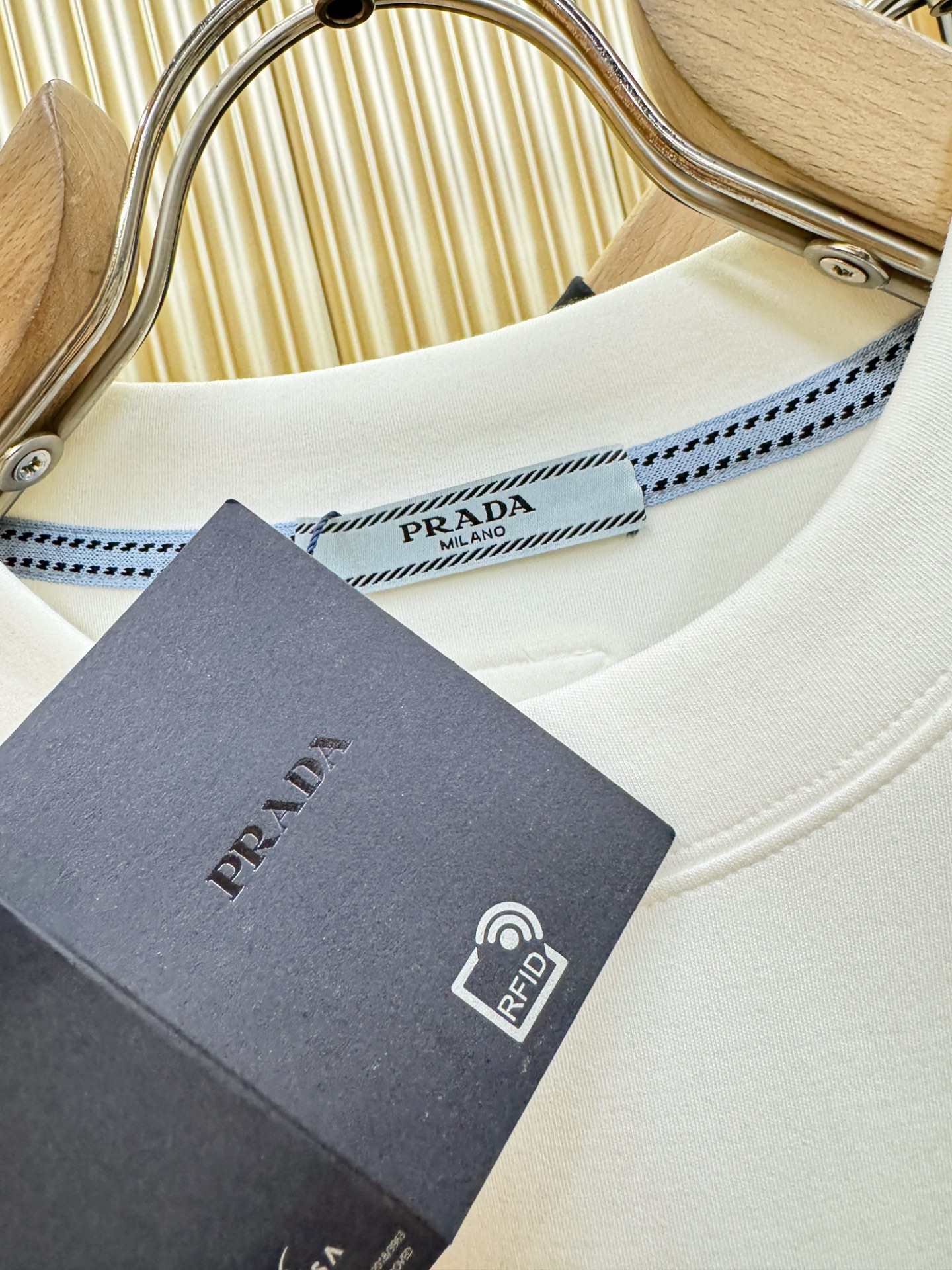 PRADA 普拉达 顶级品质 2025秋冬新品短袖！原版定制面料，手感柔软。顶级进口私货，时尚设计潮流羊