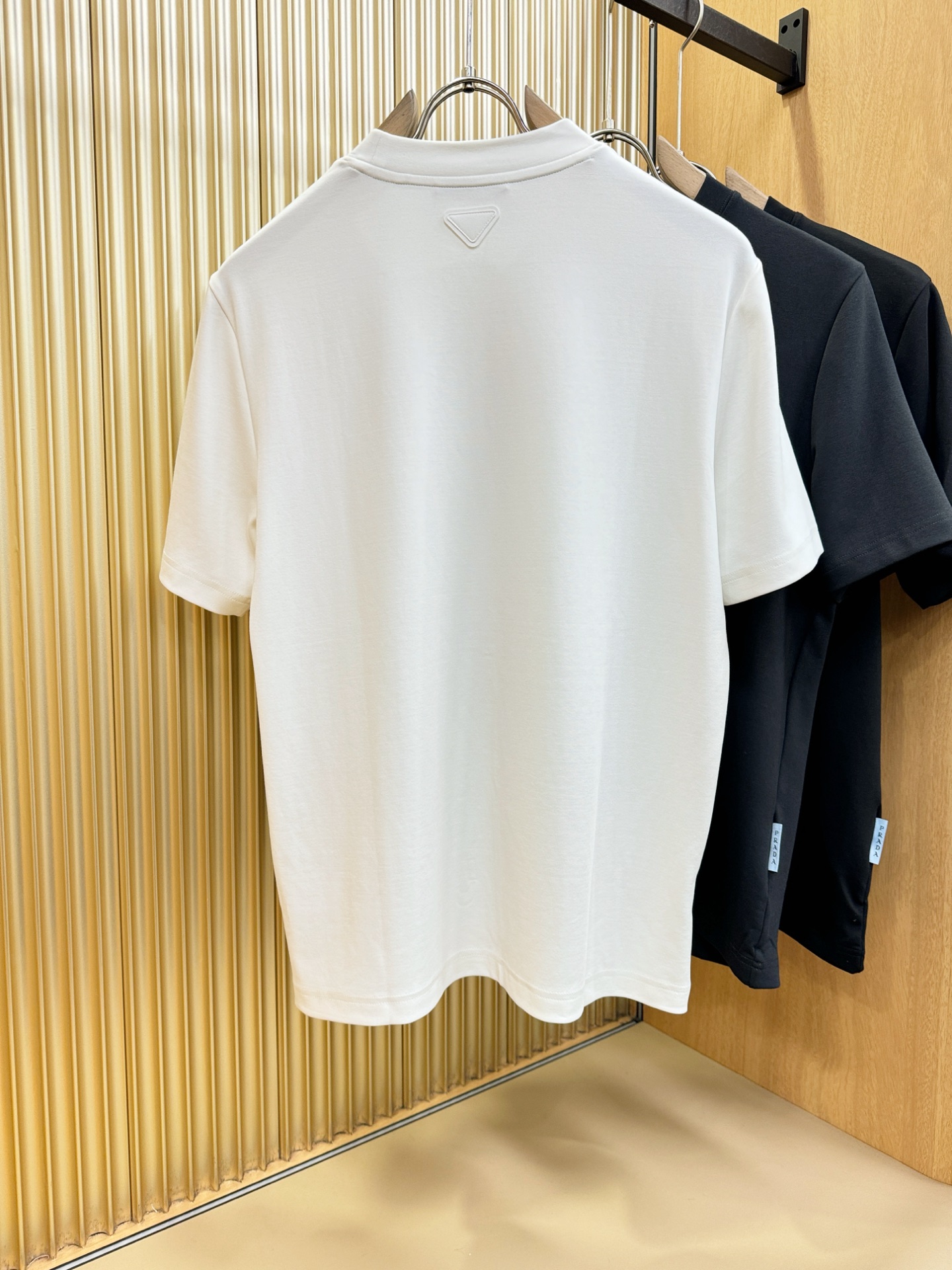 PRADA 普拉达 顶级品质 2025秋冬新品短袖！原版定制面料，手感柔软。顶级进口私货，时尚设计潮流羊