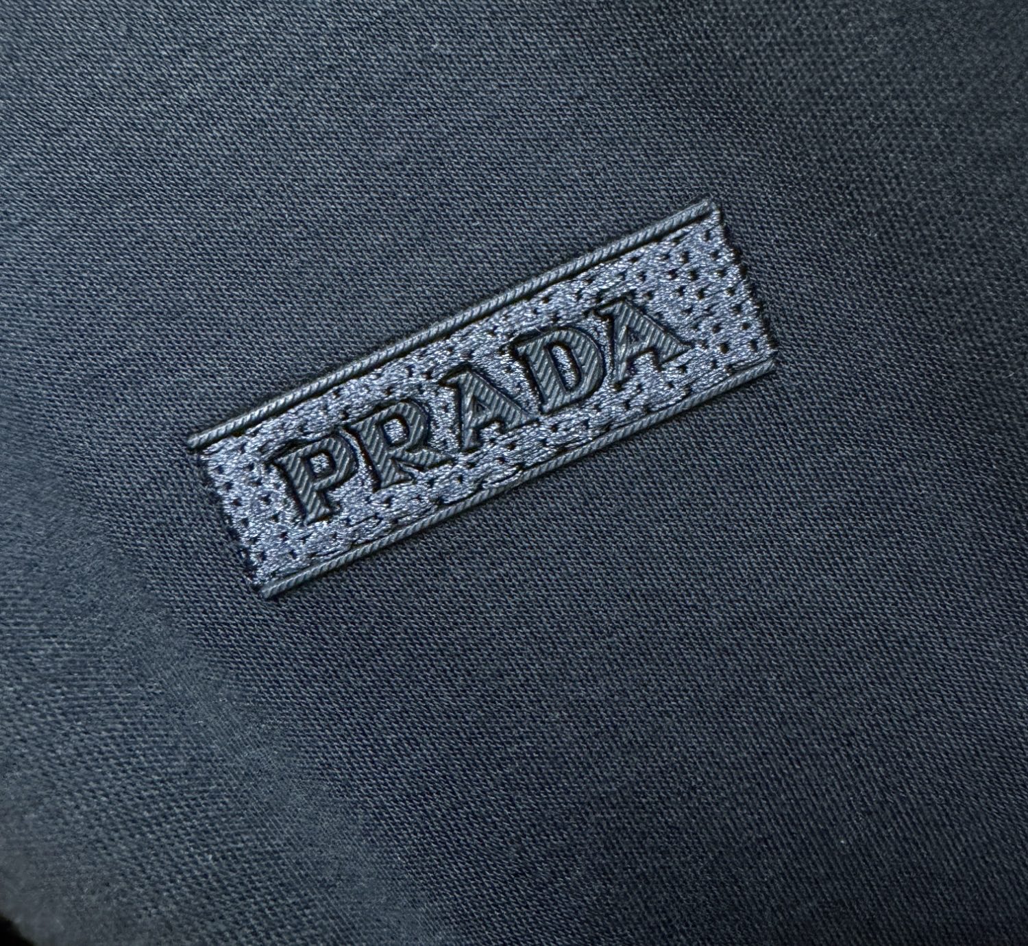 PRADA 普拉达 顶级品质 2025秋冬新品短袖！原版定制面料，手感柔软。顶级进口私货，时尚设计潮流羊