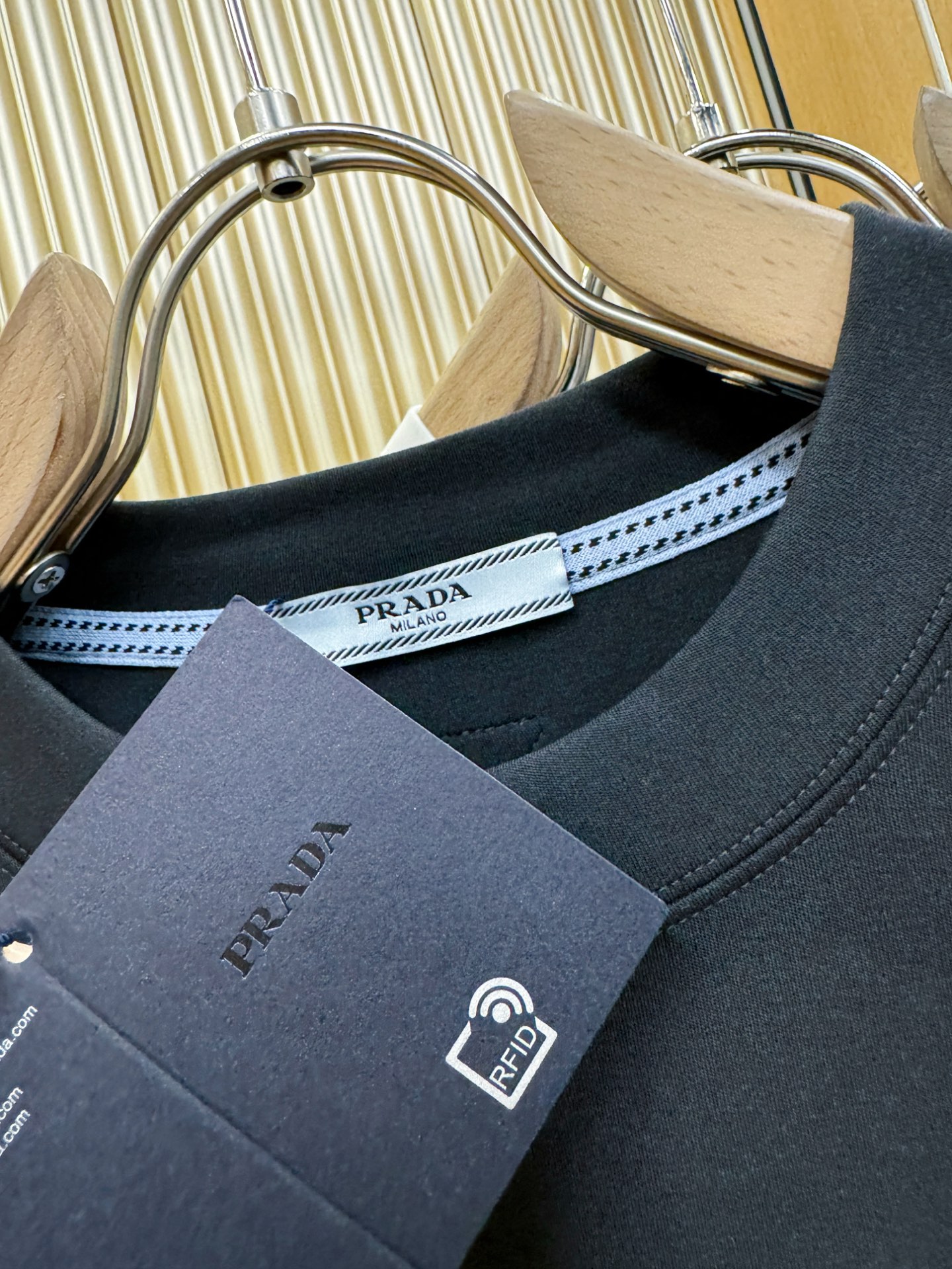 PRADA 普拉达 顶级品质 2025秋冬新品短袖！原版定制面料，手感柔软。顶级进口私货，时尚设计潮流羊