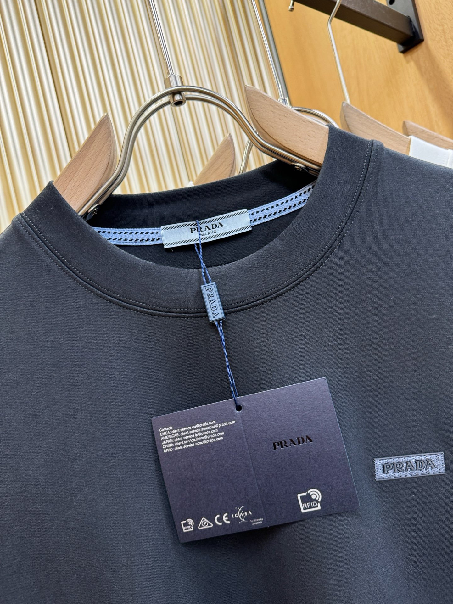 PRADA 普拉达 顶级品质 2025秋冬新品短袖！原版定制面料，手感柔软。顶级进口私货，时尚设计潮流羊