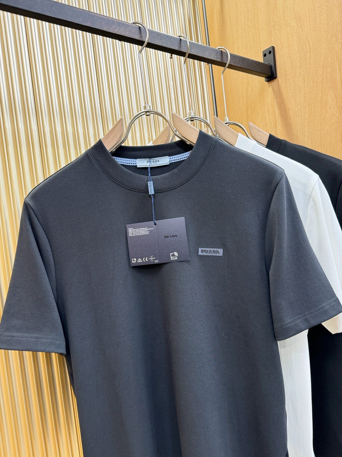 PRADA 普拉达 顶级品质 2025秋冬新品短袖！原版定制面料，手感柔软。顶级进口私货，时尚设计潮流羊