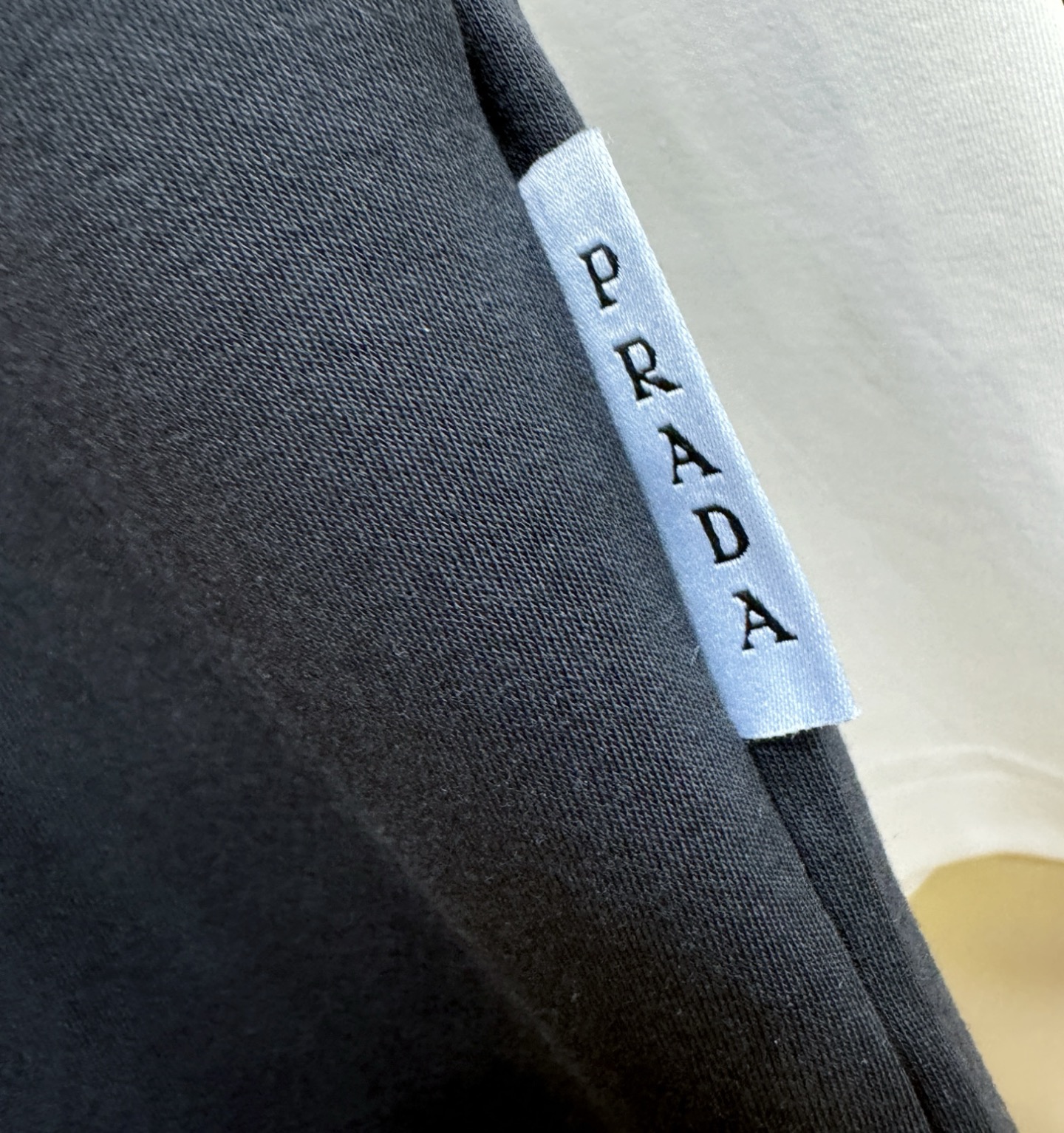 PRADA 普拉达 顶级品质 2025秋冬新品短袖！原版定制面料，手感柔软。顶级进口私货，时尚设计潮流羊