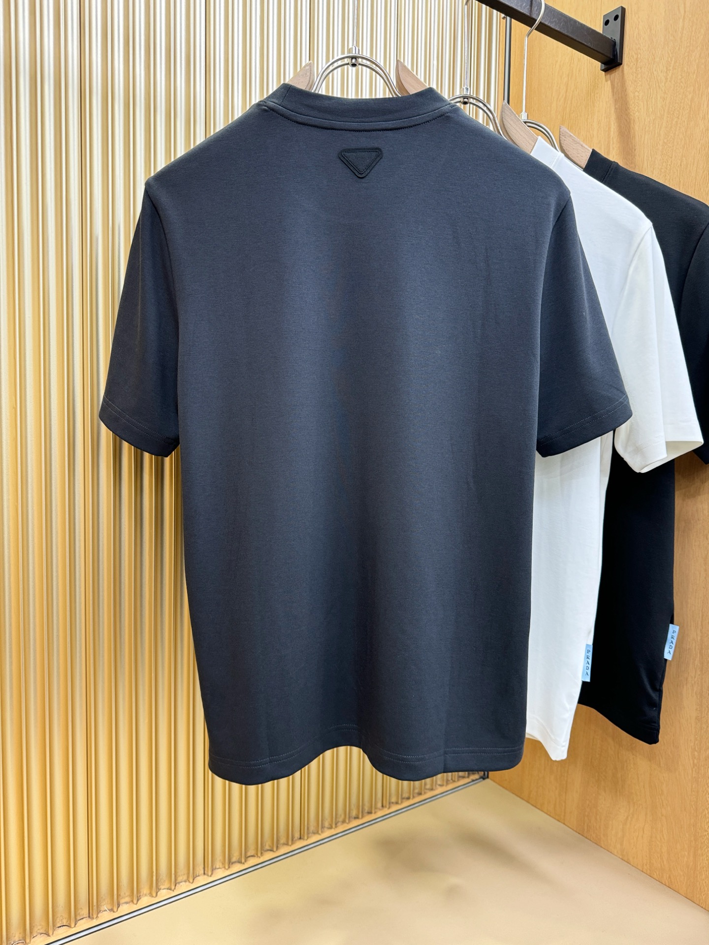 PRADA 普拉达 顶级品质 2025秋冬新品短袖！原版定制面料，手感柔软。顶级进口私货，时尚设计潮流羊