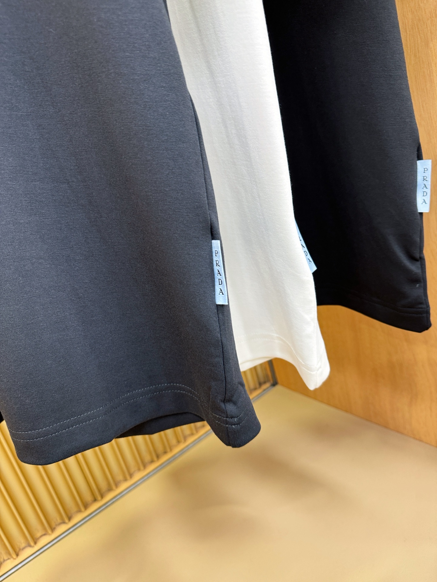 PRADA 普拉达 顶级品质 2025秋冬新品短袖！原版定制面料，手感柔软。顶级进口私货，时尚设计潮流羊
