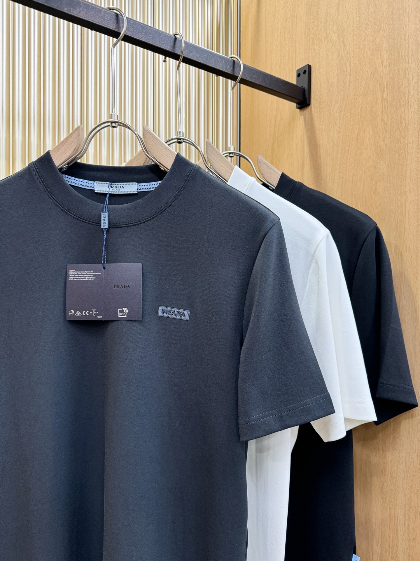 PRADA 普拉达 顶级品质 2025秋冬新品短袖！原版定制面料，手感柔软。顶级进口私货，时尚设计潮流羊