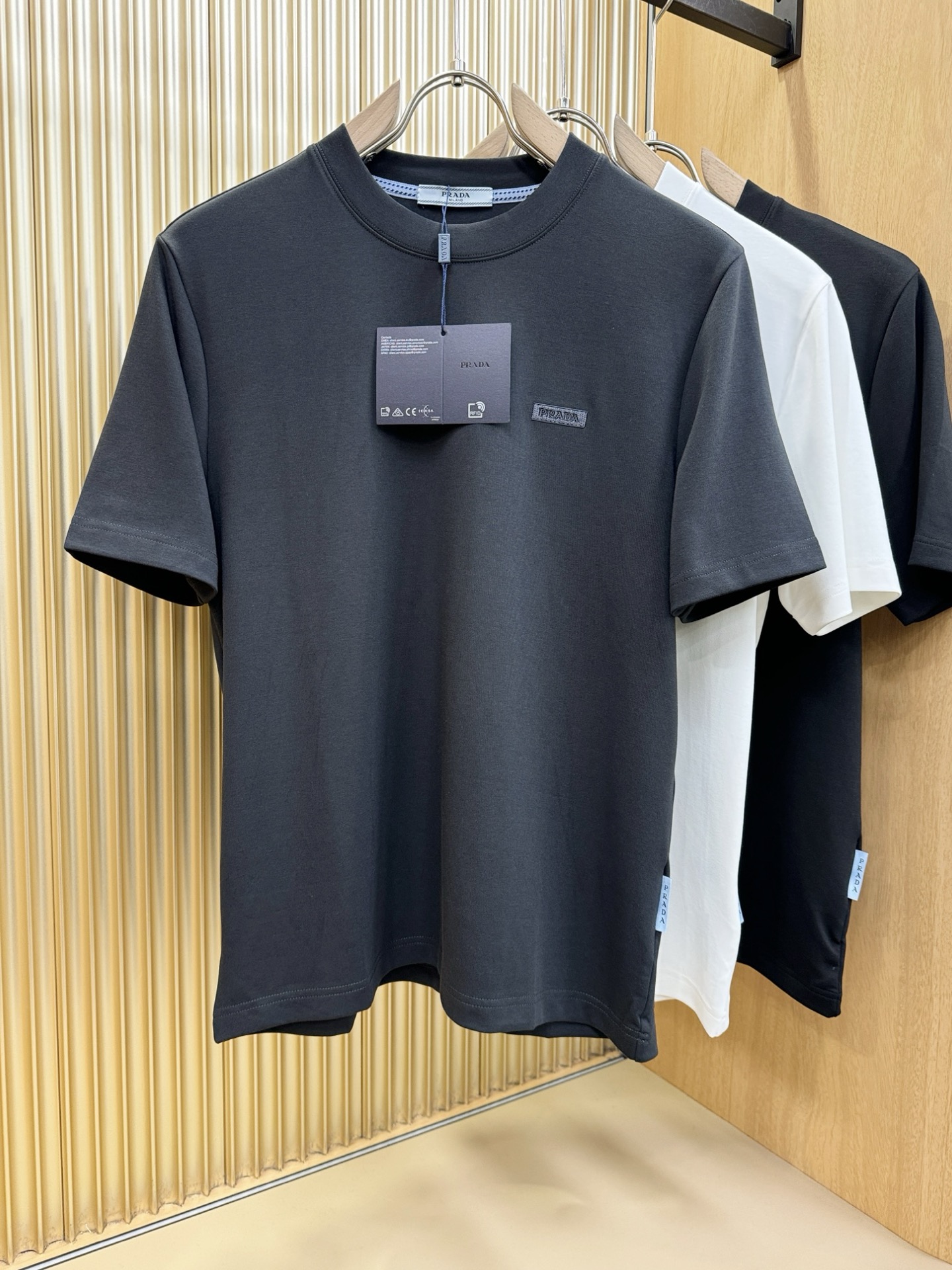 PRADA 普拉达 顶级品质 2025秋冬新品短袖！原版定制面料，手感柔软。顶级进口私货，时尚设计潮流羊