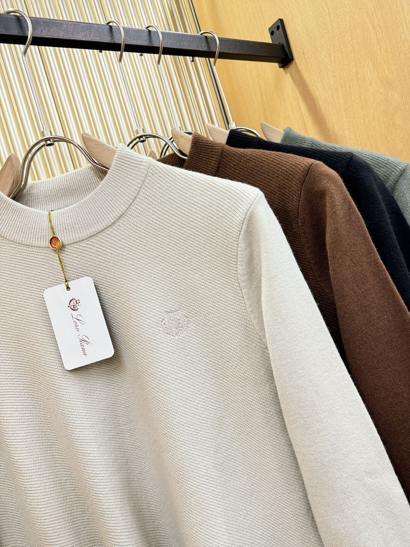 Loro Piana诺悠翩雅 新品爆款 2025秋冬新品羊毛毛衣 胸前品牌Golo刺绣，经典简约大气品牌