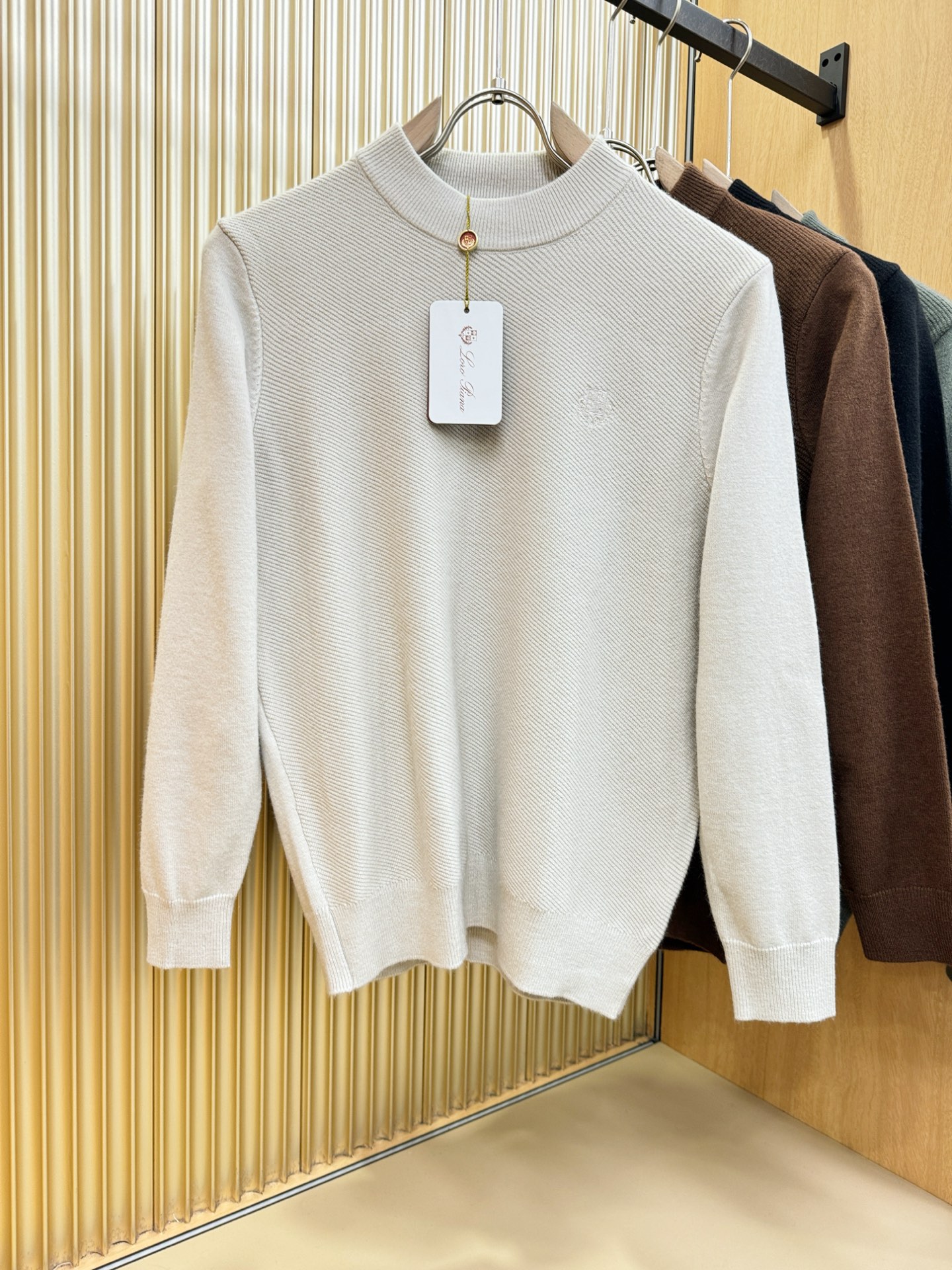 Loro Piana诺悠翩雅 新品爆款 2025秋冬新品羊毛毛衣 胸前品牌Golo刺绣，经典简约大气品牌