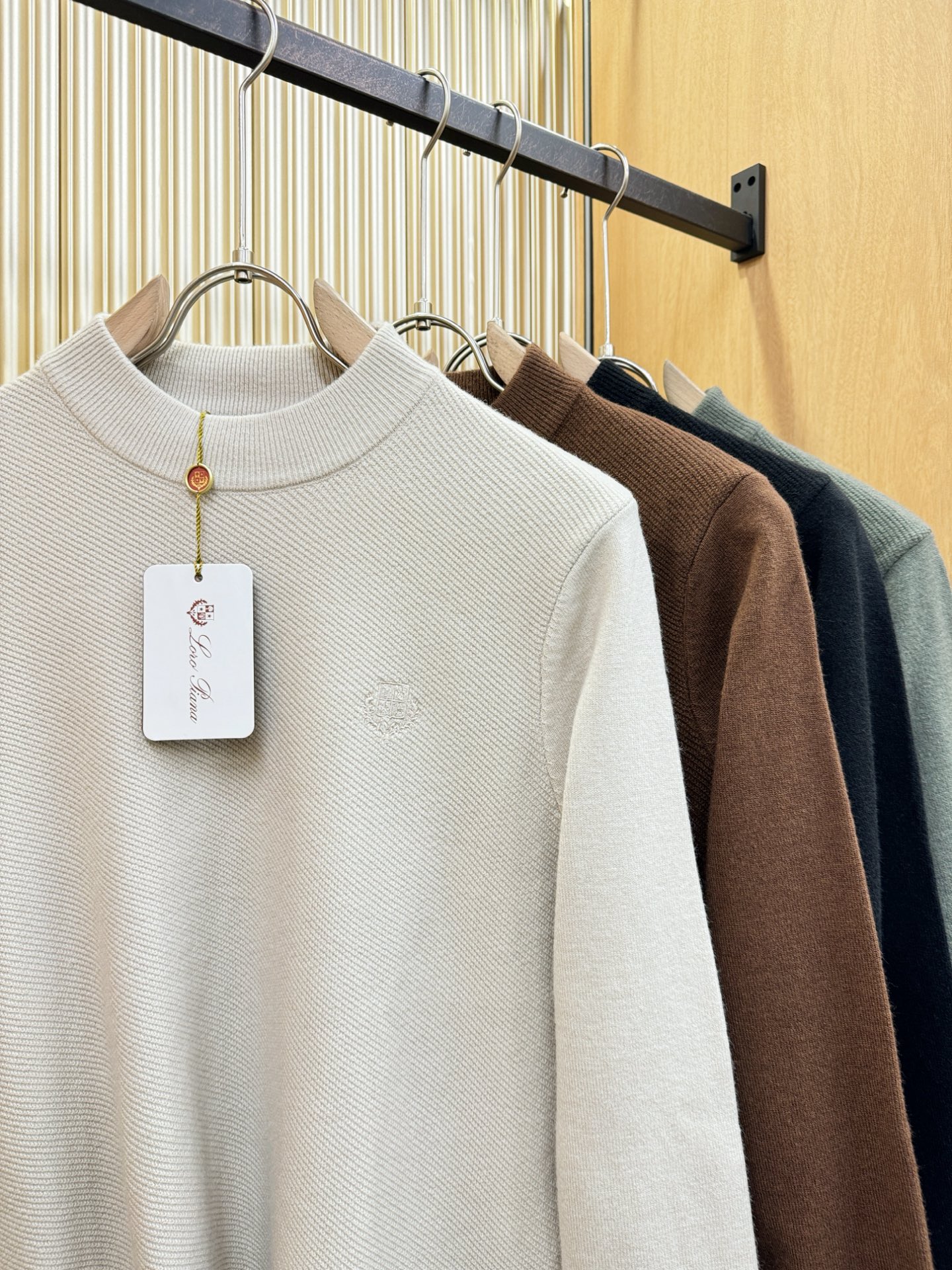 Loro Piana诺悠翩雅 新品爆款 2025秋冬新品羊毛毛衣 胸前品牌Golo刺绣，经典简约大气品牌