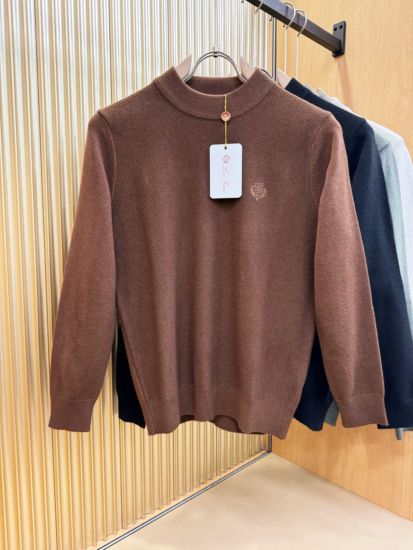 Loro Piana诺悠翩雅 新品爆款 2025秋冬新品羊毛毛衣 胸前品牌Golo刺绣，经典简约大气品牌