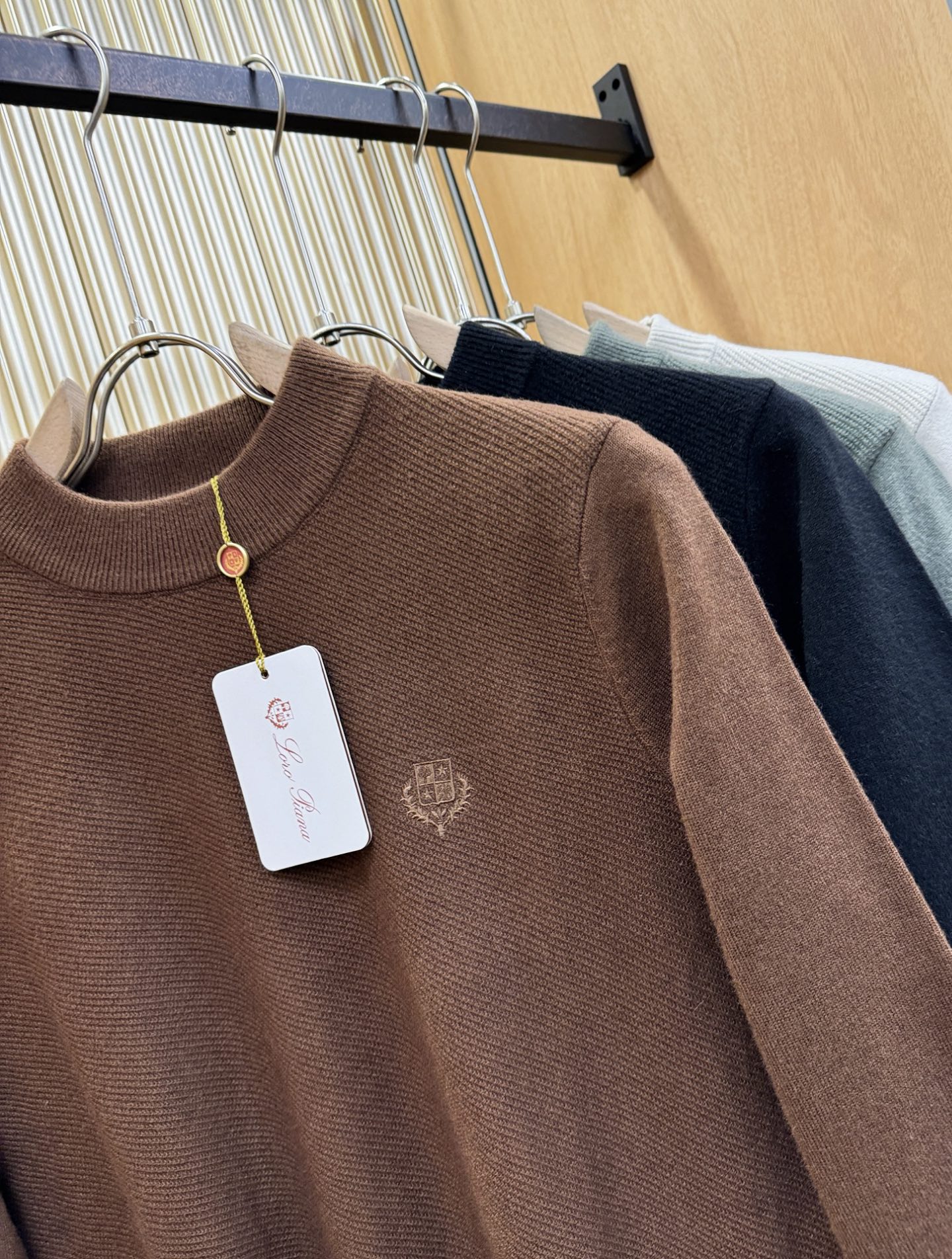 Loro Piana诺悠翩雅 新品爆款 2025秋冬新品羊毛毛衣 胸前品牌Golo刺绣，经典简约大气品牌