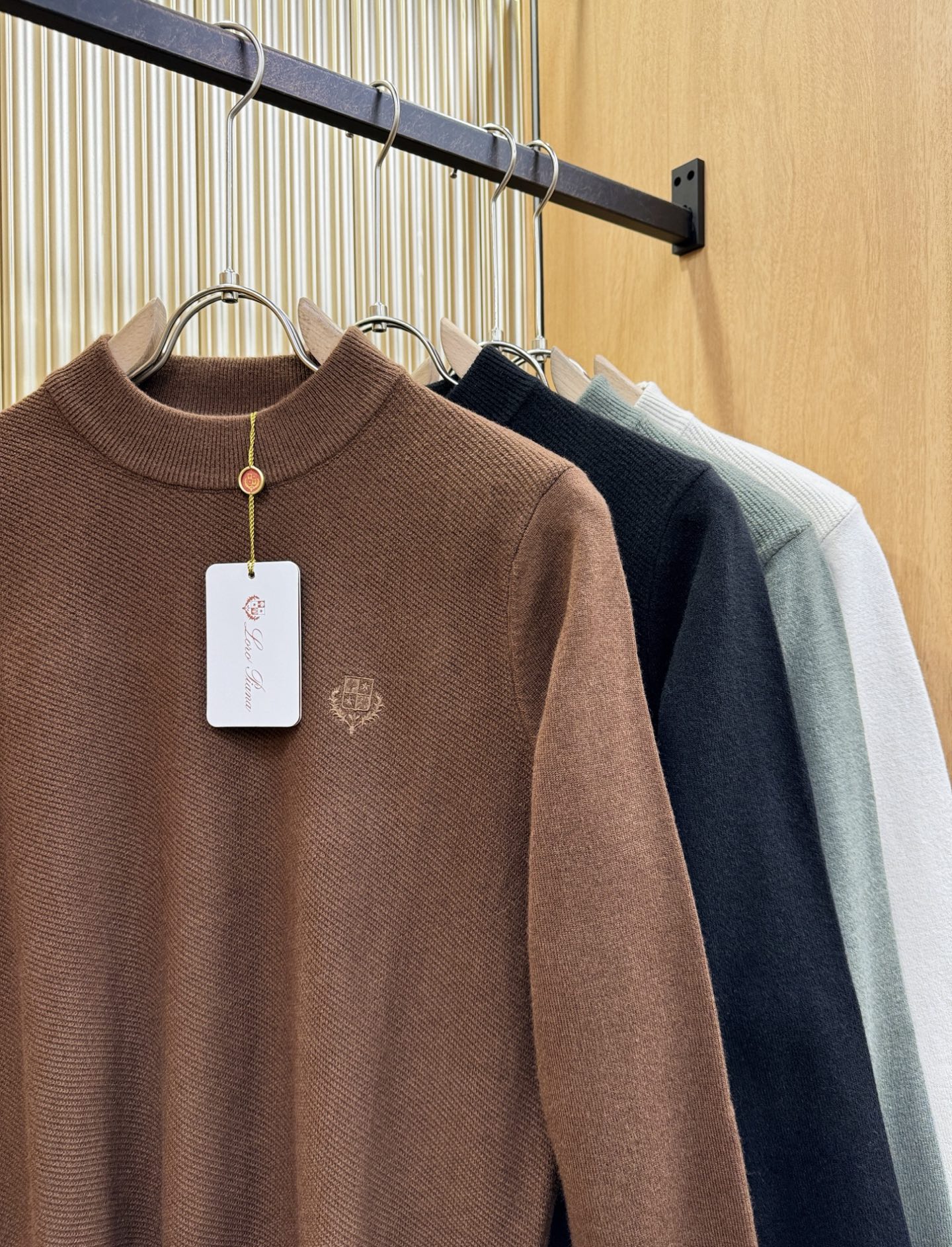Loro Piana诺悠翩雅 新品爆款 2025秋冬新品羊毛毛衣 胸前品牌Golo刺绣，经典简约大气品牌