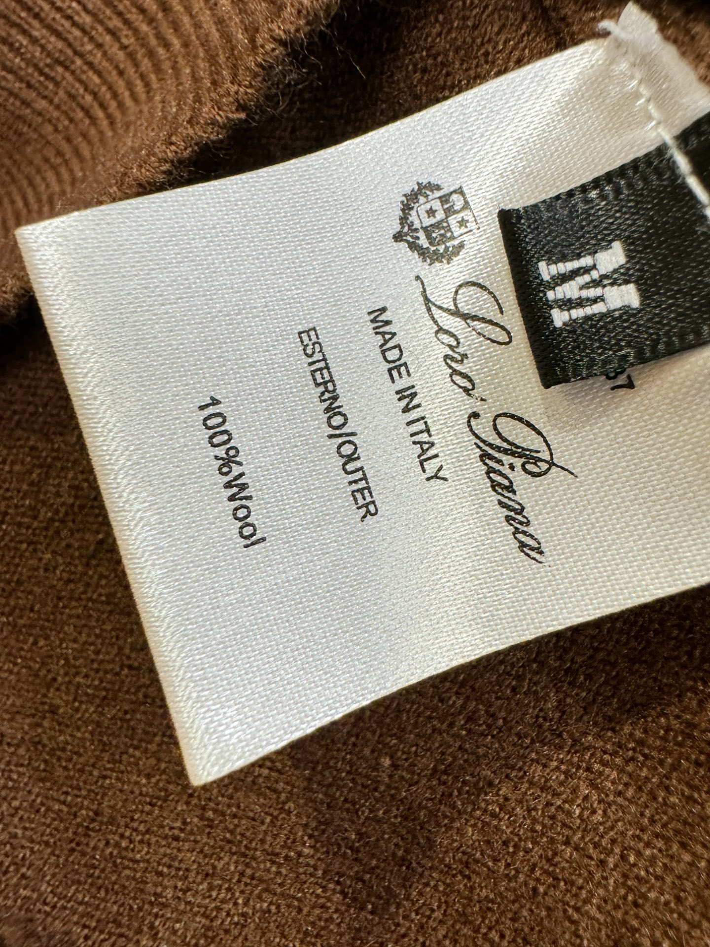 Loro Piana诺悠翩雅 新品爆款 2025秋冬新品羊毛毛衣 胸前品牌Golo刺绣，经典简约大气品牌