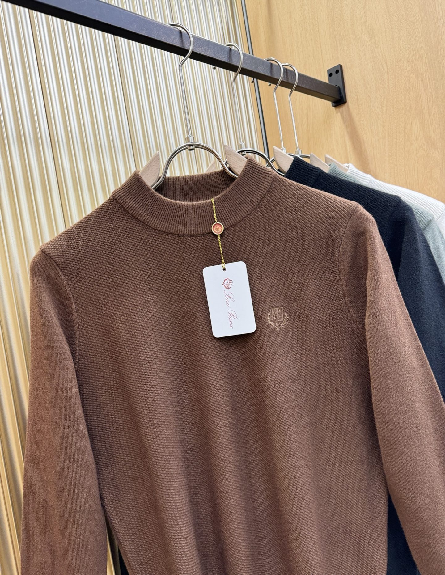 Loro Piana诺悠翩雅 新品爆款 2025秋冬新品羊毛毛衣 胸前品牌Golo刺绣，经典简约大气品牌
