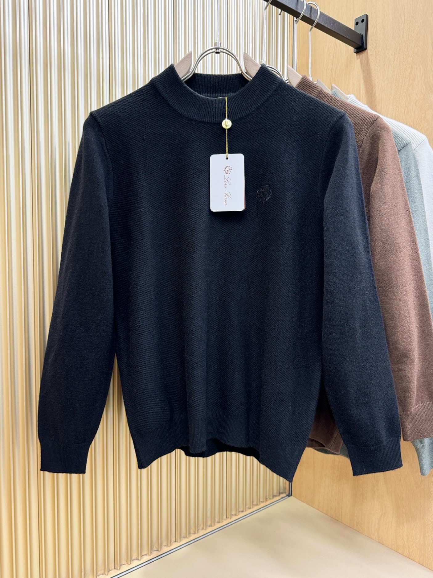 Loro Piana诺悠翩雅 新品爆款 2025秋冬新品羊毛毛衣 胸前品牌Golo刺绣，经典简约大气品牌