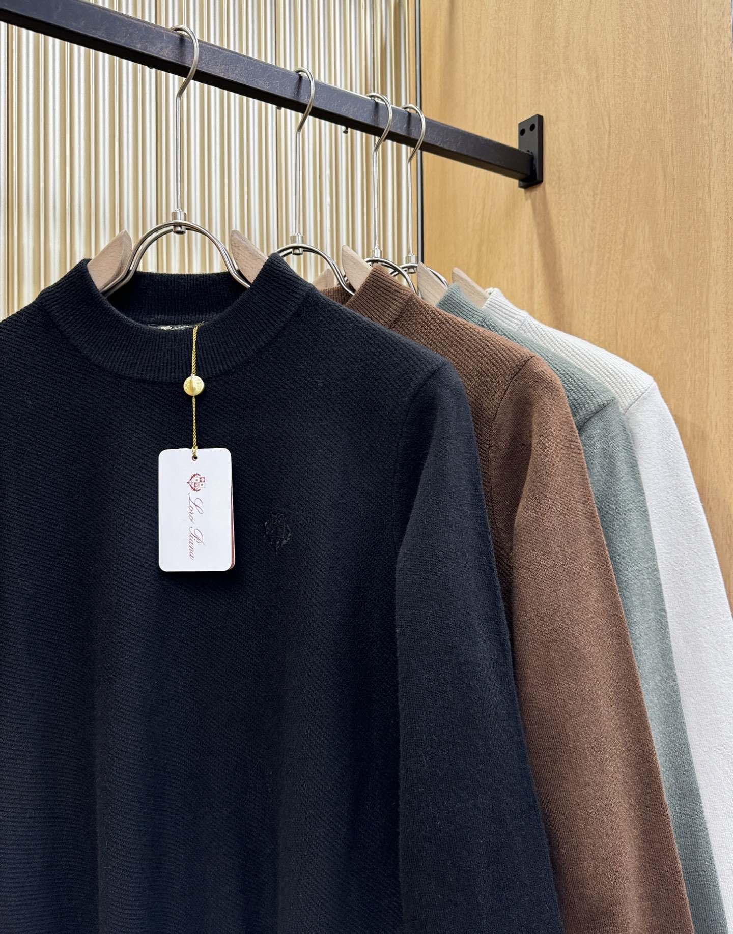 Loro Piana诺悠翩雅 新品爆款 2025秋冬新品羊毛毛衣 胸前品牌Golo刺绣，经典简约大气品牌