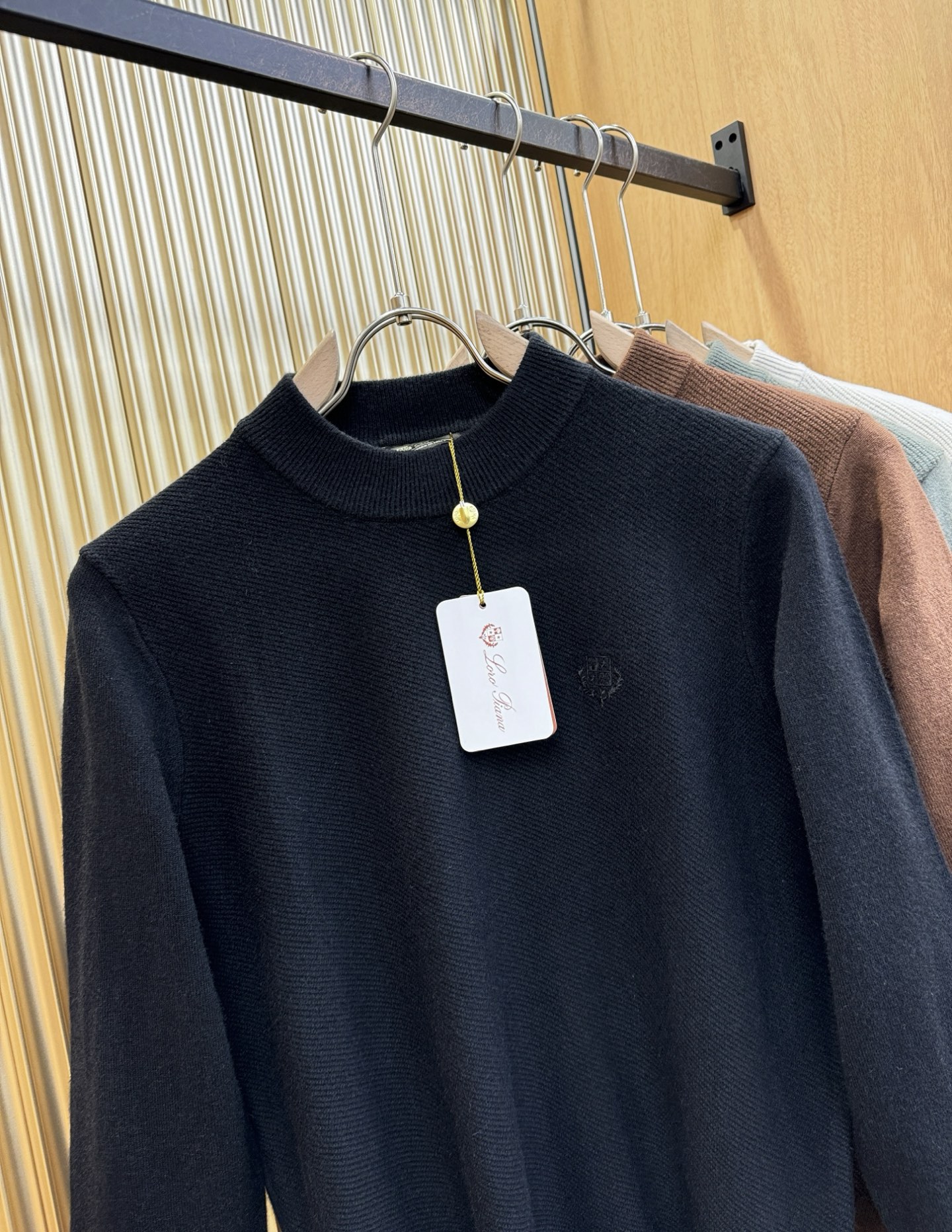 Loro Piana诺悠翩雅 新品爆款 2025秋冬新品羊毛毛衣 胸前品牌Golo刺绣，经典简约大气品牌