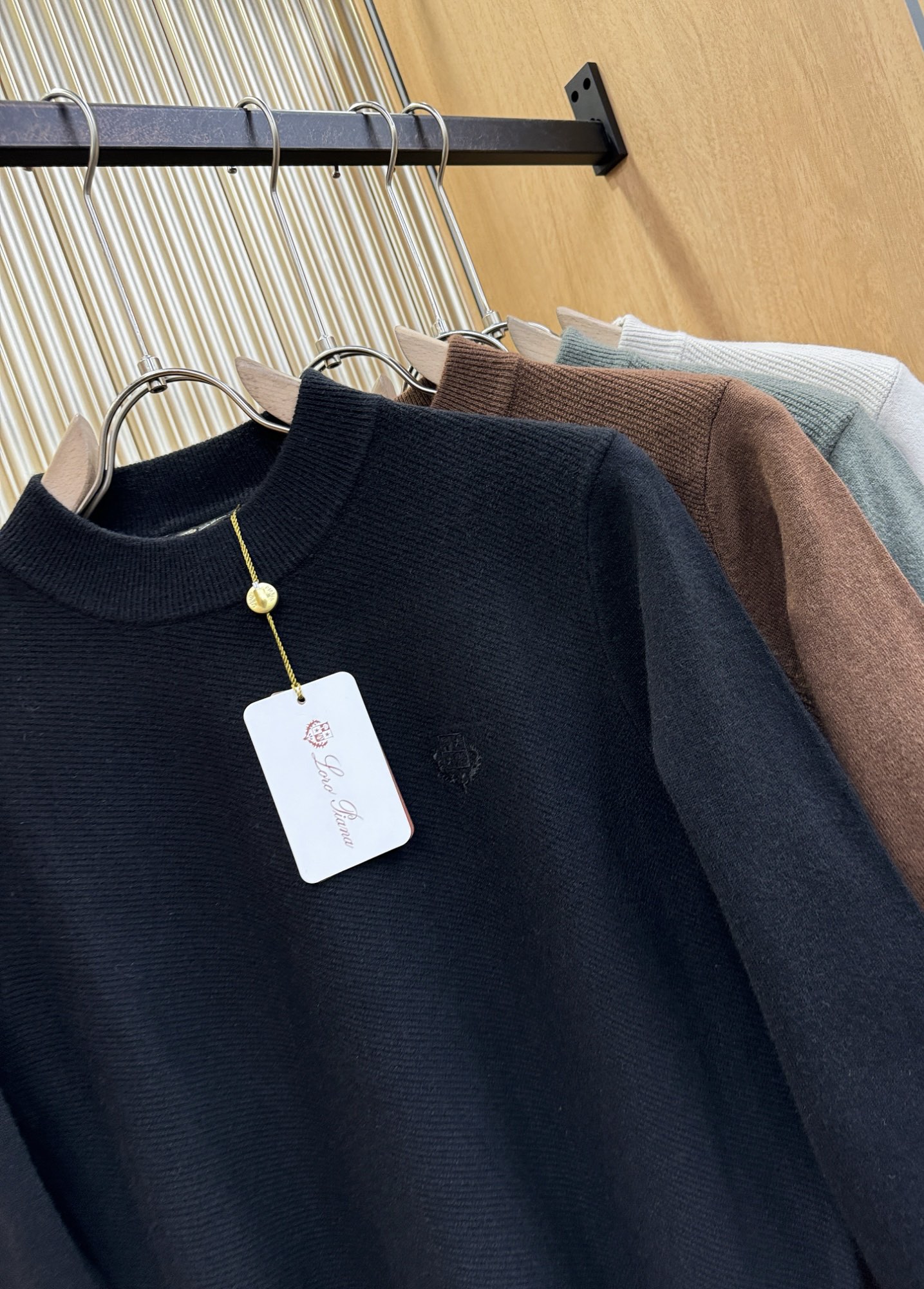 Loro Piana诺悠翩雅 新品爆款 2025秋冬新品羊毛毛衣 胸前品牌Golo刺绣，经典简约大气品牌