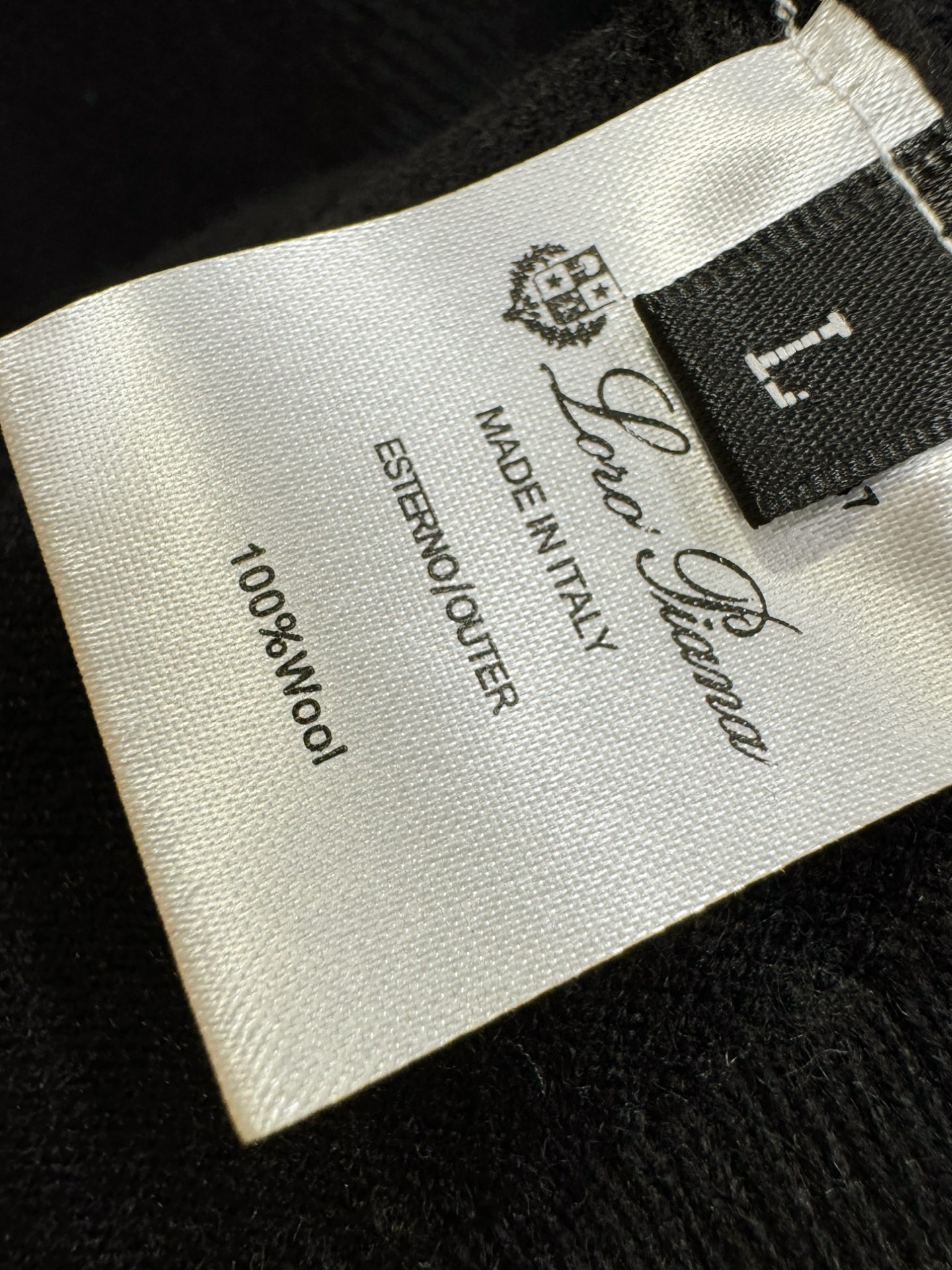 Loro Piana诺悠翩雅 新品爆款 2025秋冬新品羊毛毛衣 胸前品牌Golo刺绣，经典简约大气品牌