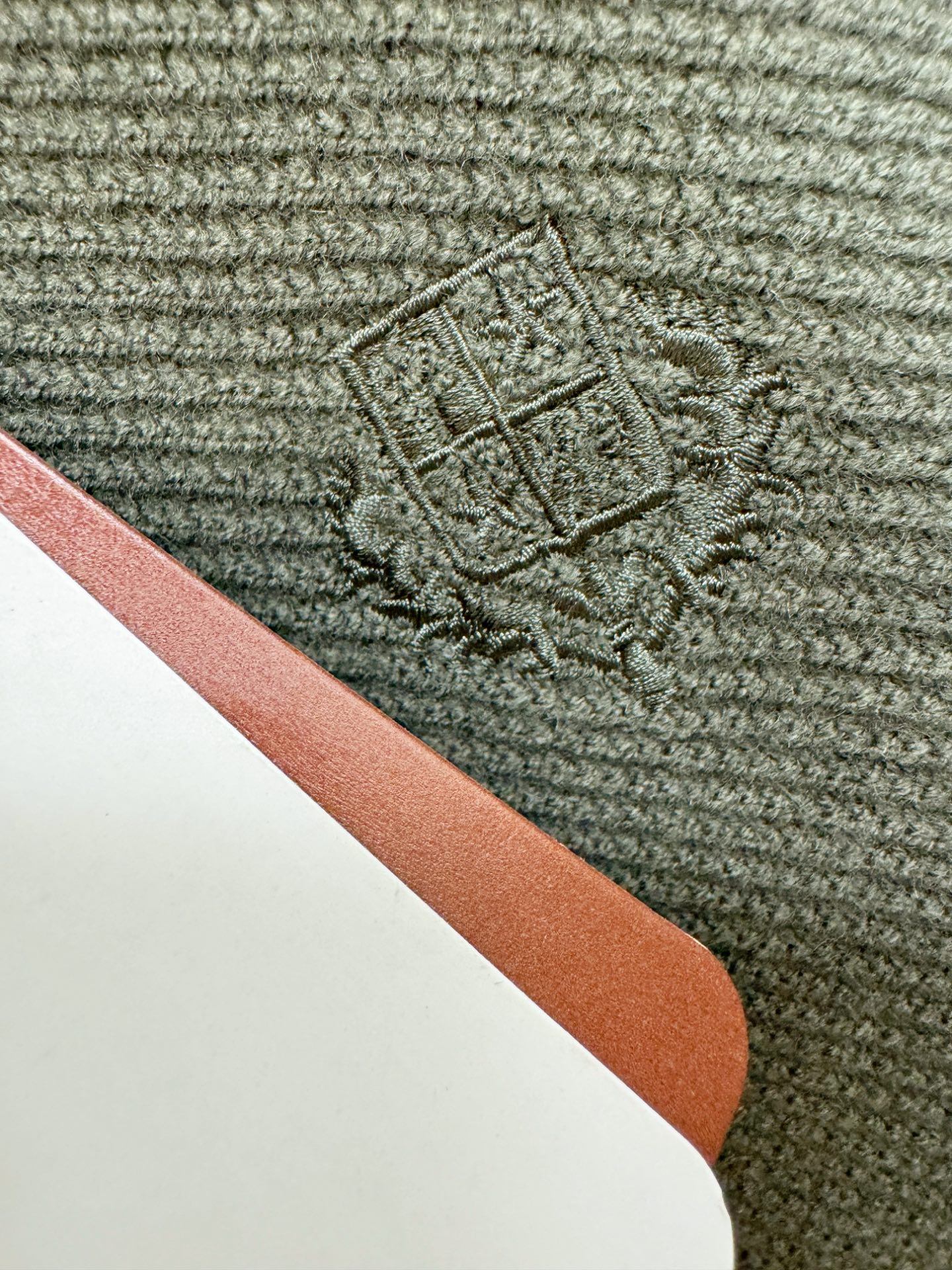 Loro Piana诺悠翩雅 新品爆款 2025秋冬新品羊毛毛衣 胸前品牌Golo刺绣，经典简约大气品牌