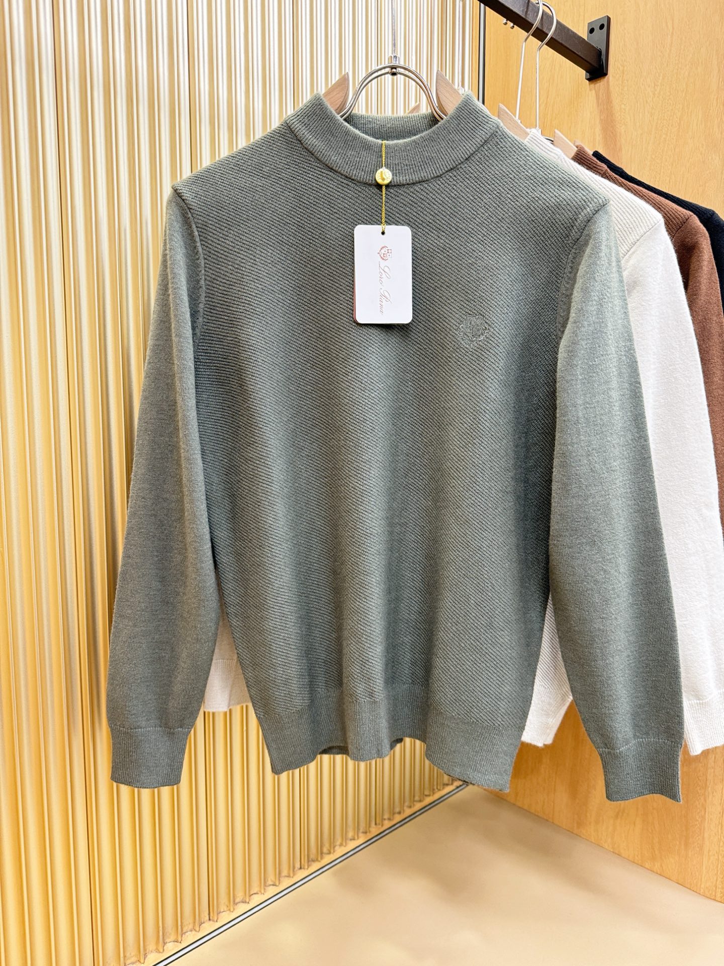 Loro Piana诺悠翩雅 新品爆款 2025秋冬新品羊毛毛衣 胸前品牌Golo刺绣，经典简约大气品牌