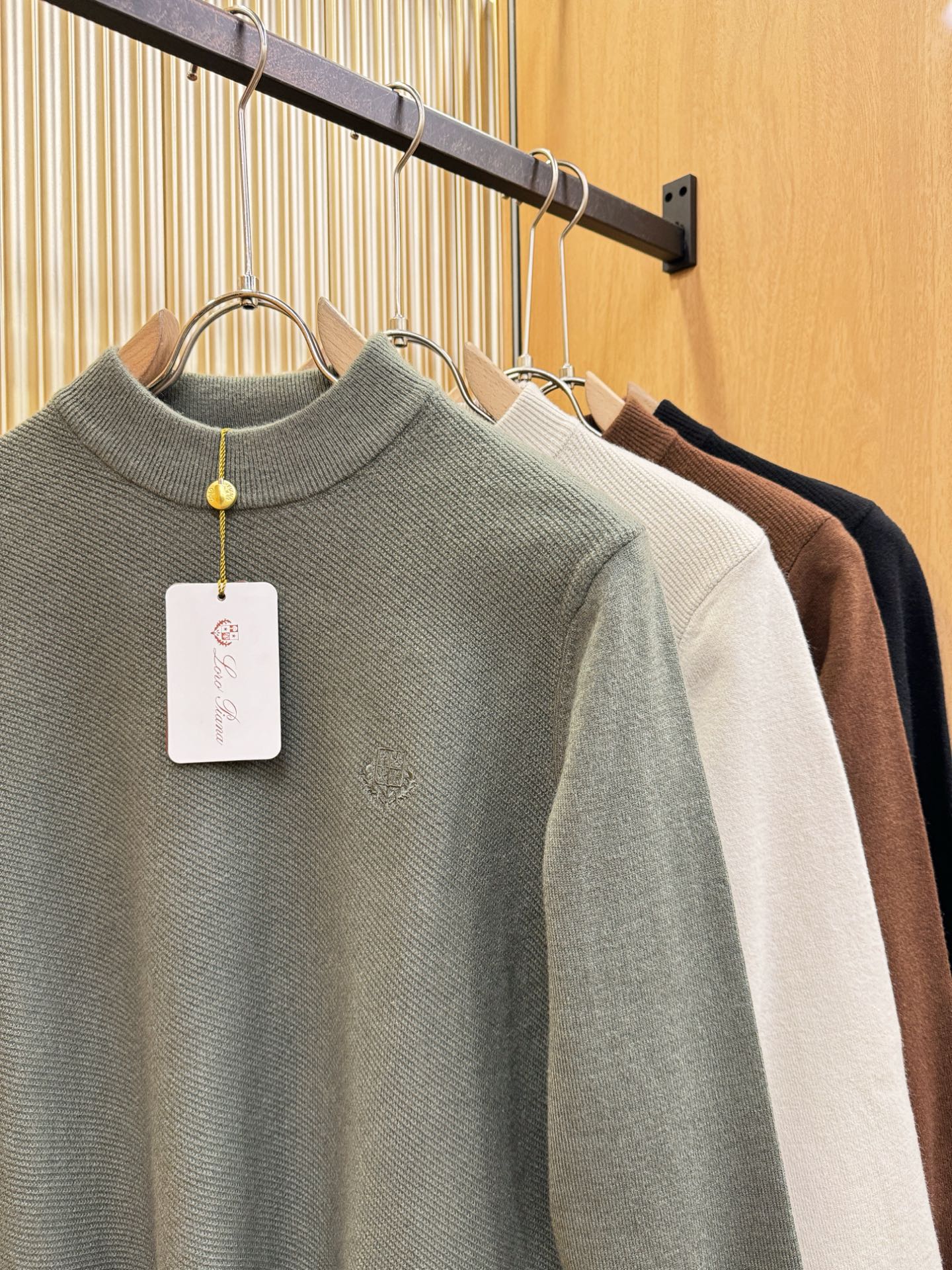 Loro Piana诺悠翩雅 新品爆款 2025秋冬新品羊毛毛衣 胸前品牌Golo刺绣，经典简约大气品牌