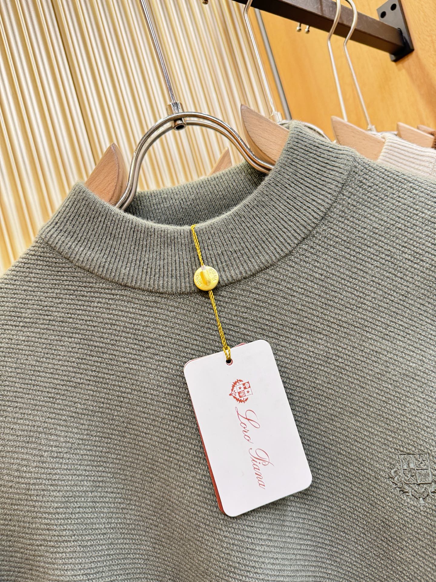 Loro Piana诺悠翩雅 新品爆款 2025秋冬新品羊毛毛衣 胸前品牌Golo刺绣，经典简约大气品牌