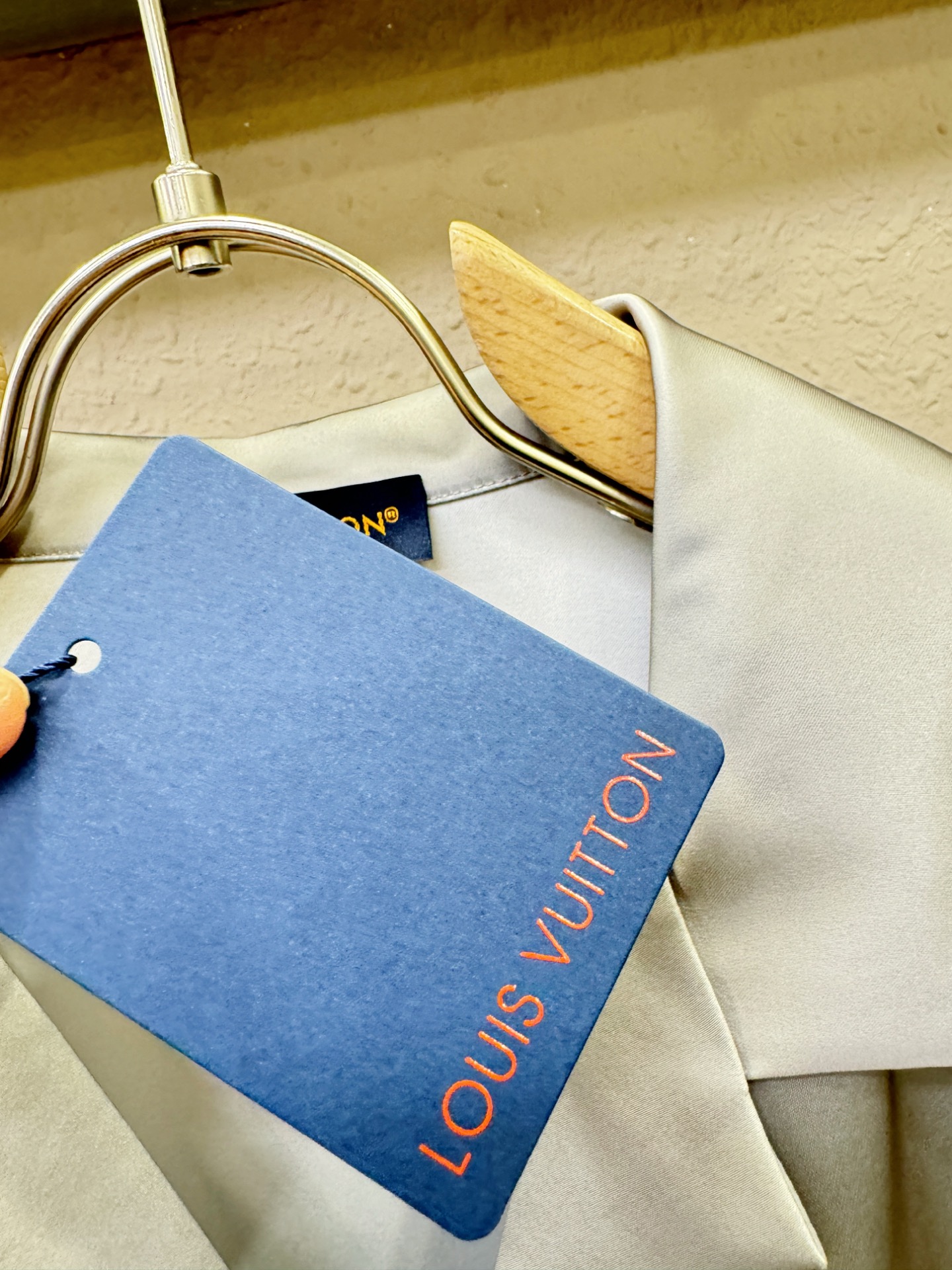 LV路易威登 2025新款套装 干净利落剪裁，男女同款家居服 睡衣套装，都市风十足 采用精纺棉质提花面料