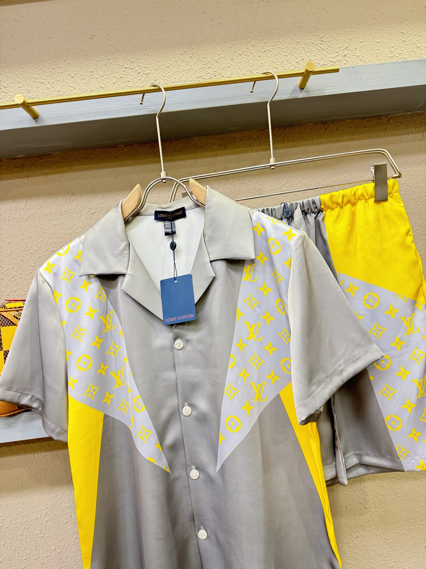 LV路易威登 2025新款套装 干净利落剪裁，男女同款家居服 睡衣套装，都市风十足 采用精纺棉质提花面料