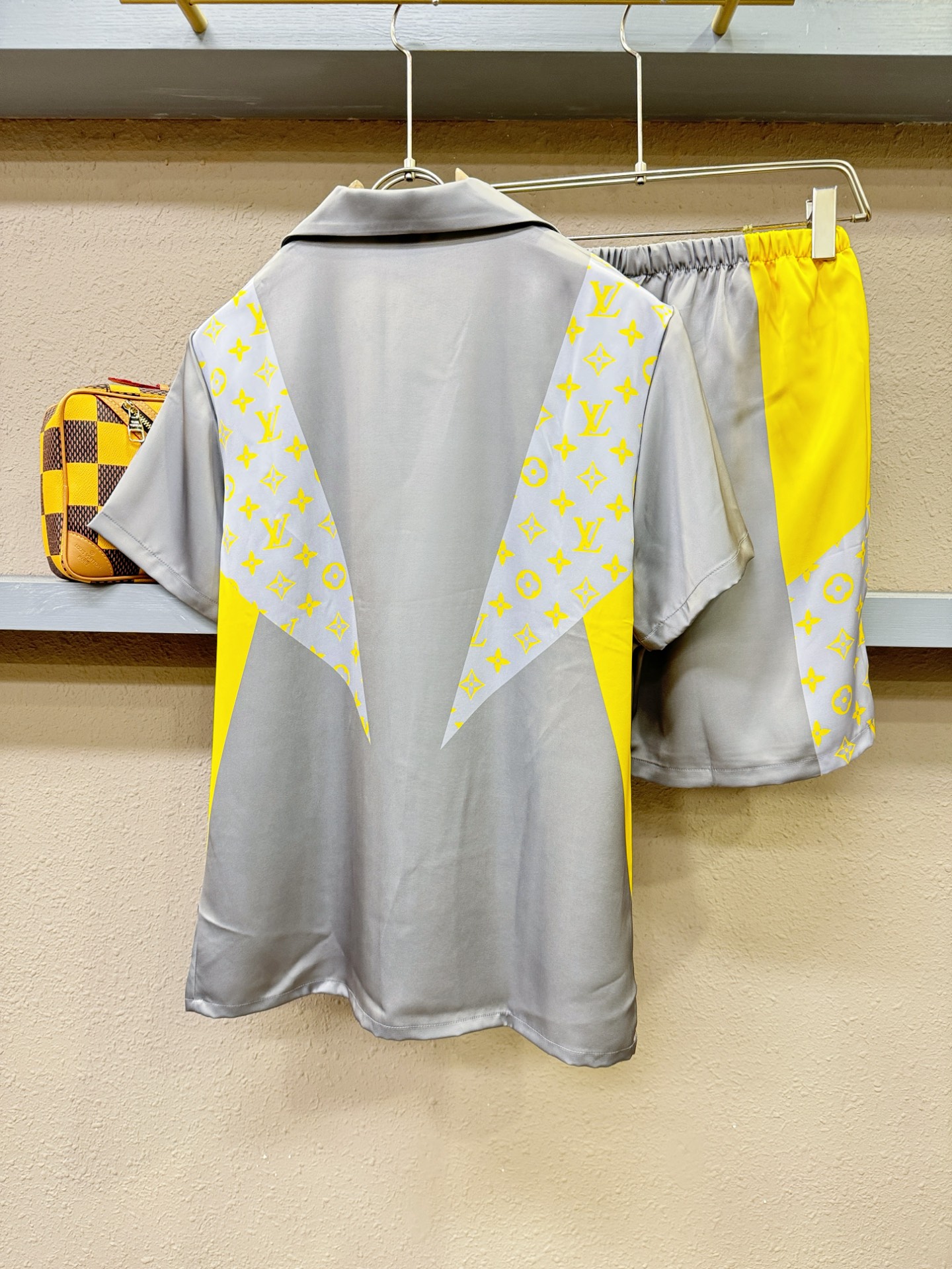 LV路易威登 2025新款套装 干净利落剪裁，男女同款家居服 睡衣套装，都市风十足 采用精纺棉质提花面料