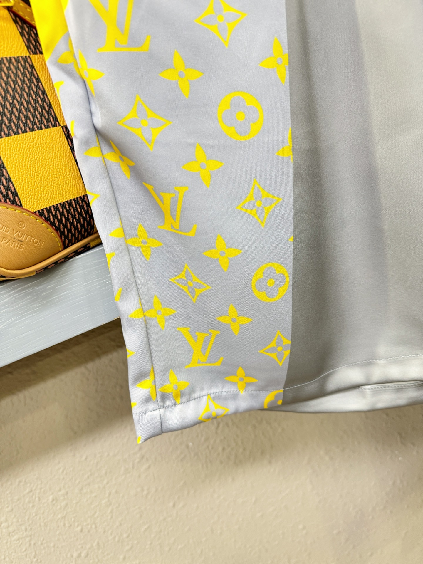 LV路易威登 2025新款套装 干净利落剪裁，男女同款家居服 睡衣套装，都市风十足 采用精纺棉质提花面料