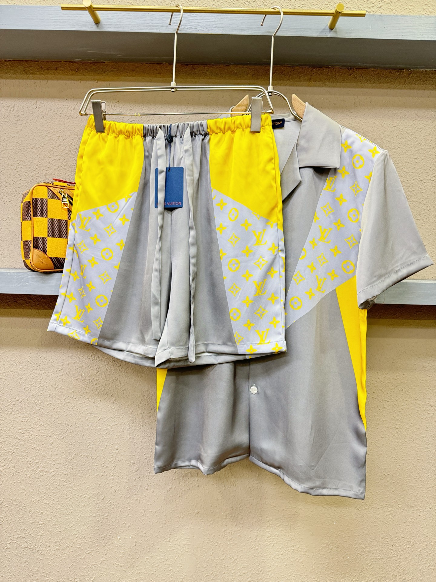 LV路易威登 2025新款套装 干净利落剪裁，男女同款家居服 睡衣套装，都市风十足 采用精纺棉质提花面料