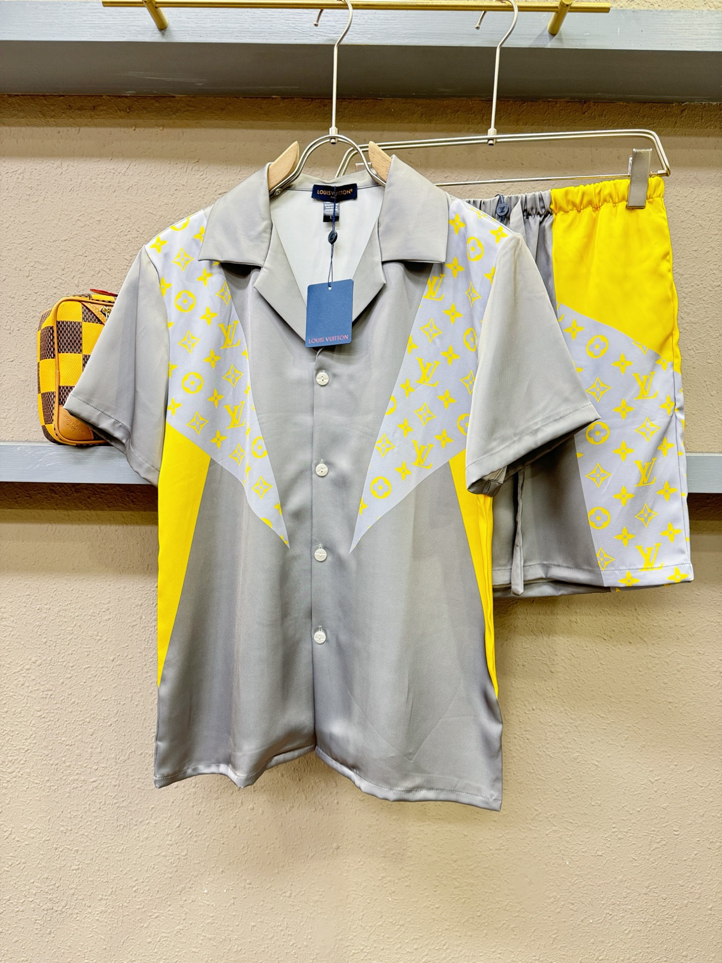 LV路易威登 2025新款套装 干净利落剪裁，男女同款家居服 睡衣套装，都市风十足 采用精纺棉质提花面料