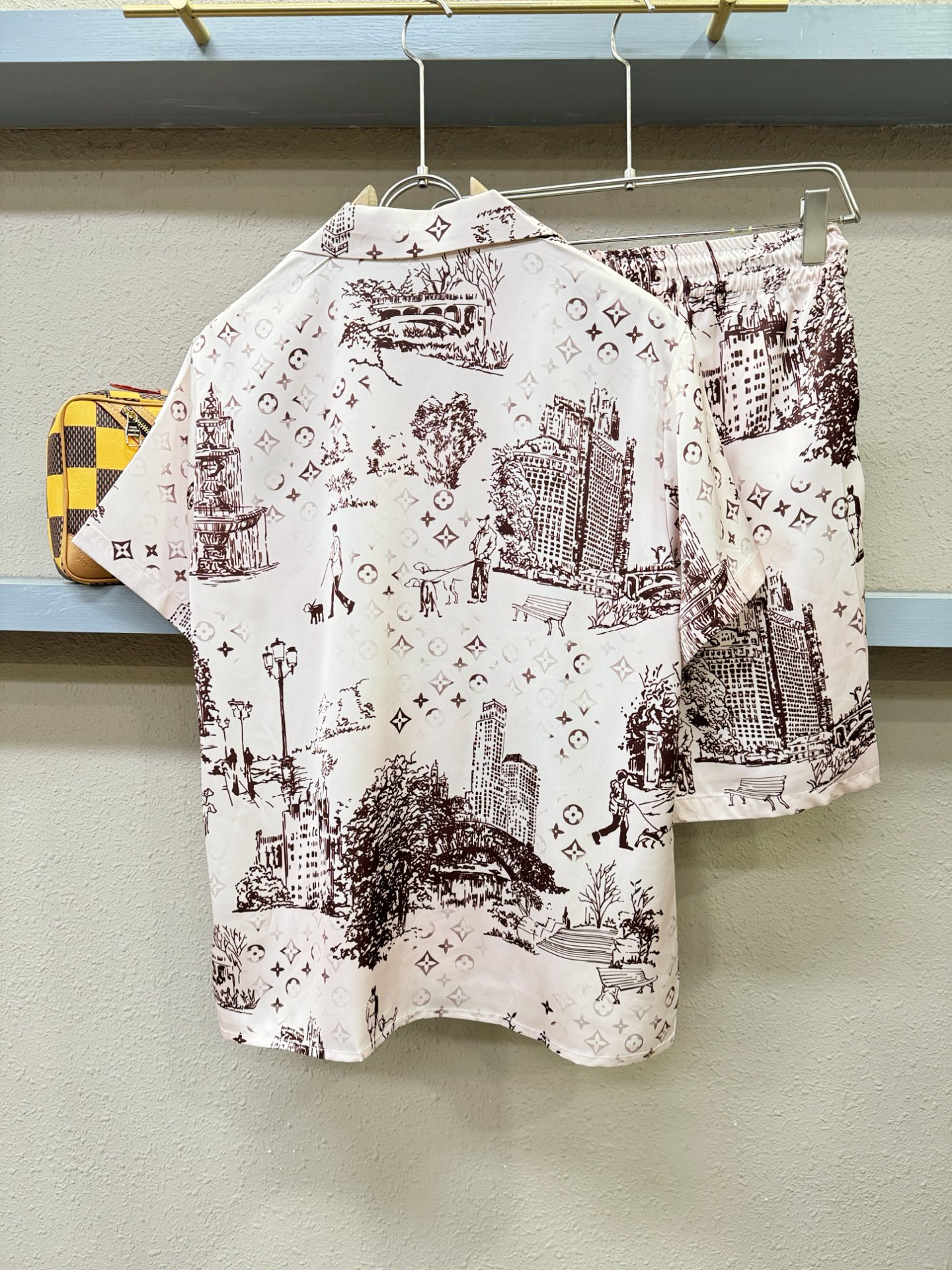 LV 2025新款真丝套装，男女同款家居服套装，睡衣套装，干净利落剪裁，都市风十足。真丝面料，手感软糯干