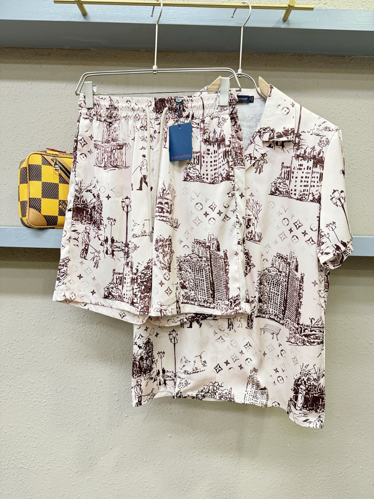 LV 2025新款真丝套装，男女同款家居服套装，睡衣套装，干净利落剪裁，都市风十足。真丝面料，手感软糯干