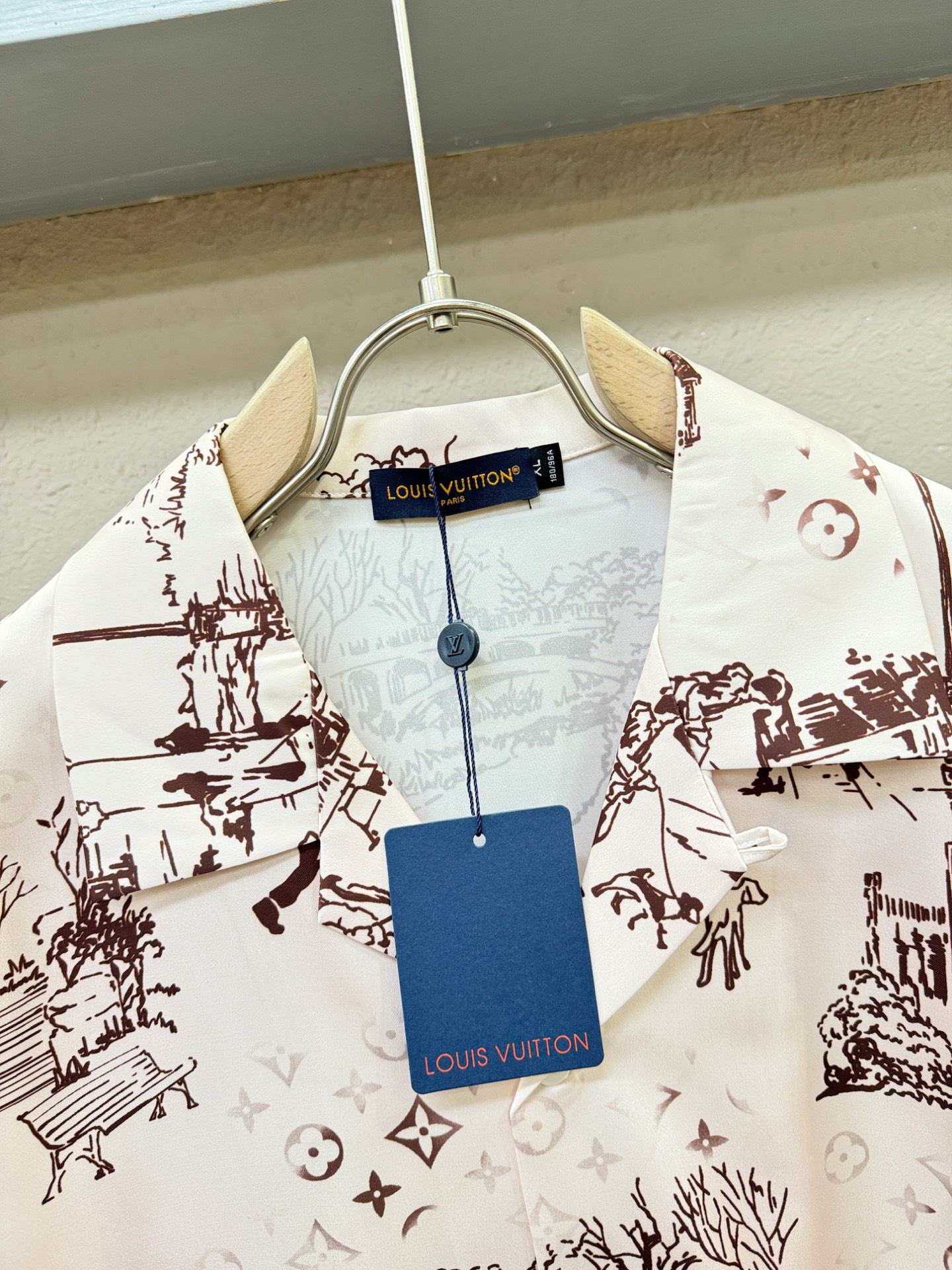 LV 2025新款真丝套装，男女同款家居服套装，睡衣套装，干净利落剪裁，都市风十足。真丝面料，手感软糯干