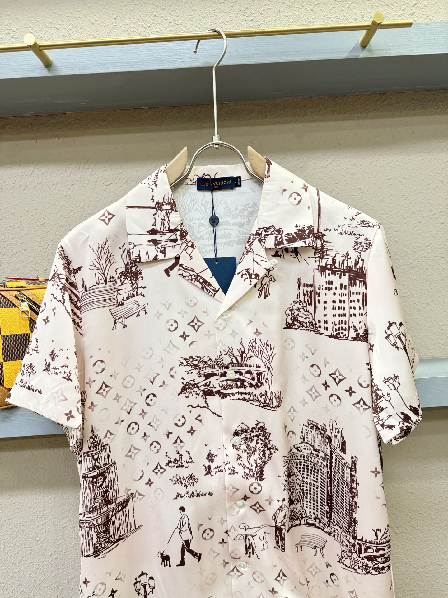 LV 2025新款真丝套装，男女同款家居服套装，睡衣套装，干净利落剪裁，都市风十足。真丝面料，手感软糯干