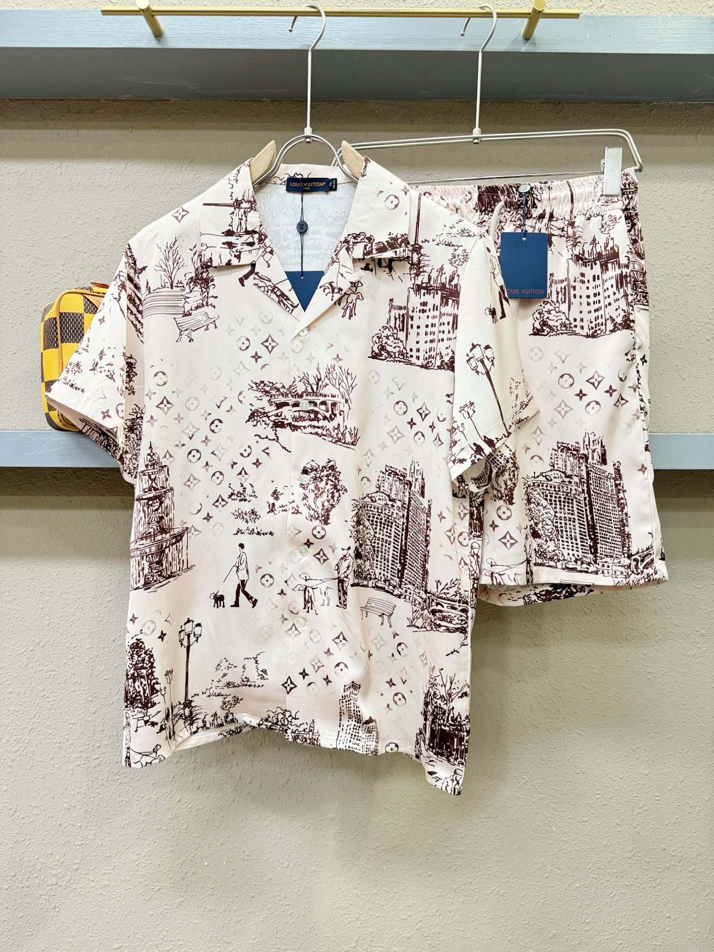 LV 2025新款真丝套装，男女同款家居服套装，睡衣套装，干净利落剪裁，都市风十足。真丝面料，手感软糯干