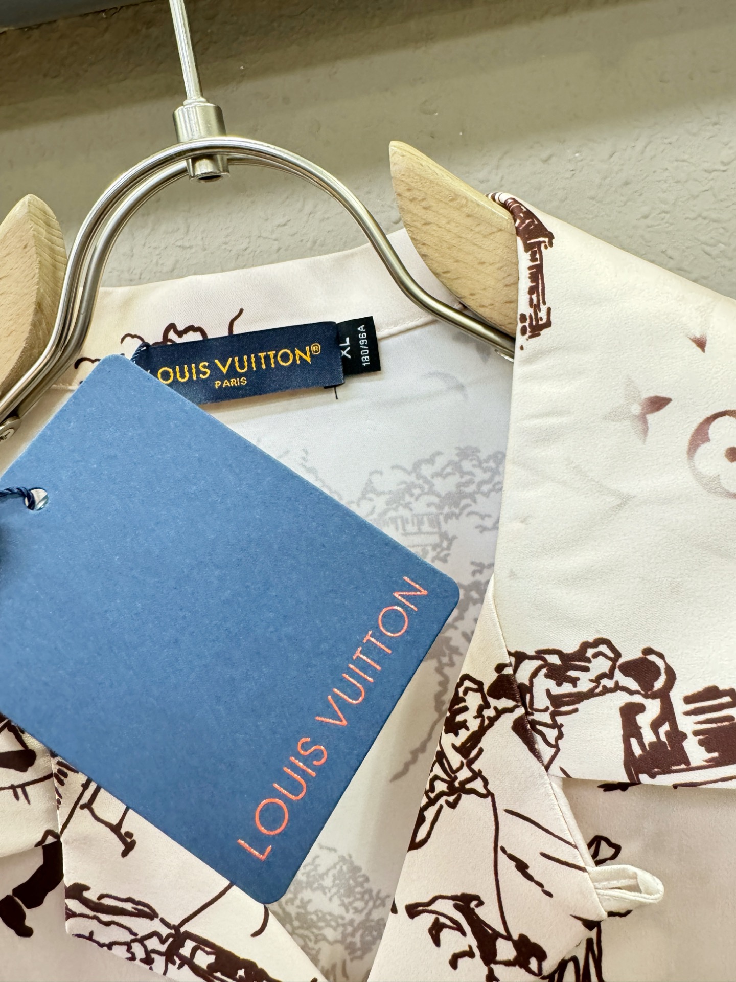 LV 2025新款真丝套装，男女同款家居服套装，睡衣套装，干净利落剪裁，都市风十足。真丝面料，手感软糯干