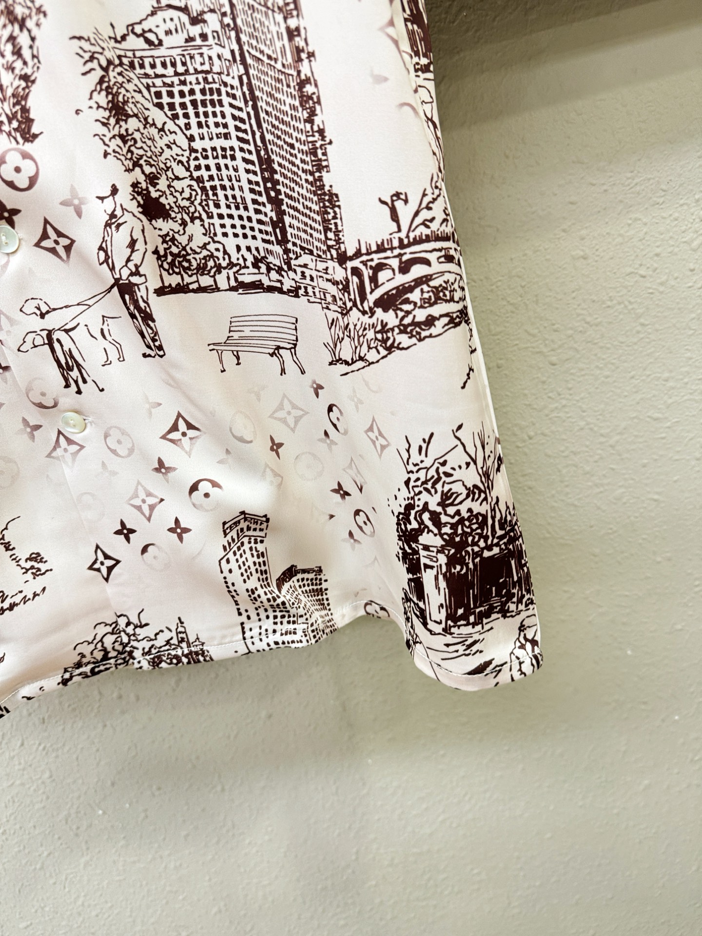 LV 2025新款真丝套装，男女同款家居服套装，睡衣套装，干净利落剪裁，都市风十足。真丝面料，手感软糯干