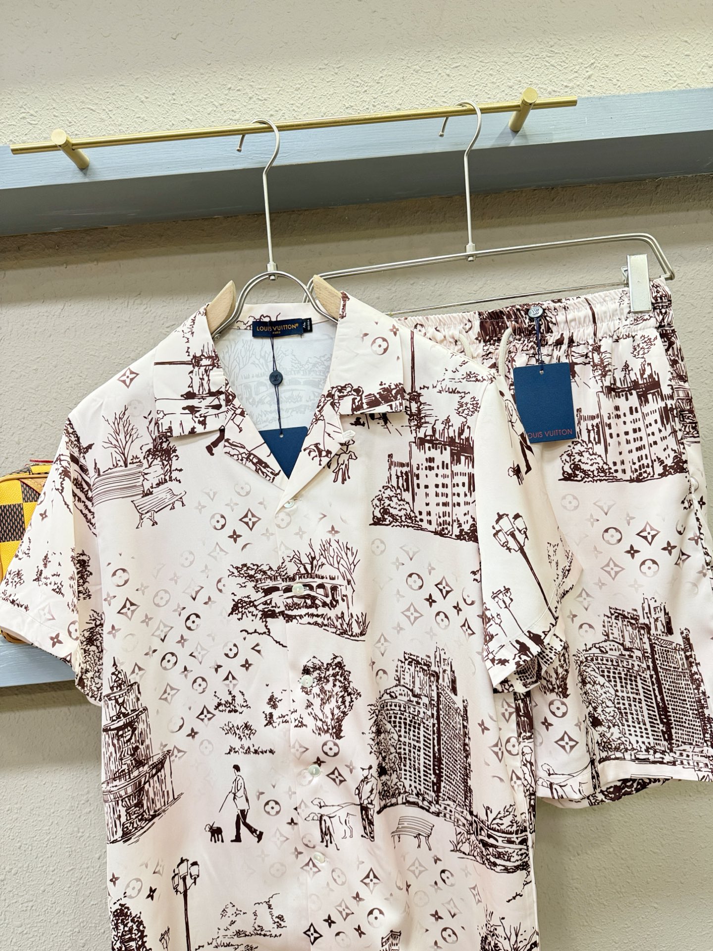 LV 2025新款真丝套装，男女同款家居服套装，睡衣套装，干净利落剪裁，都市风十足。真丝面料，手感软糯干