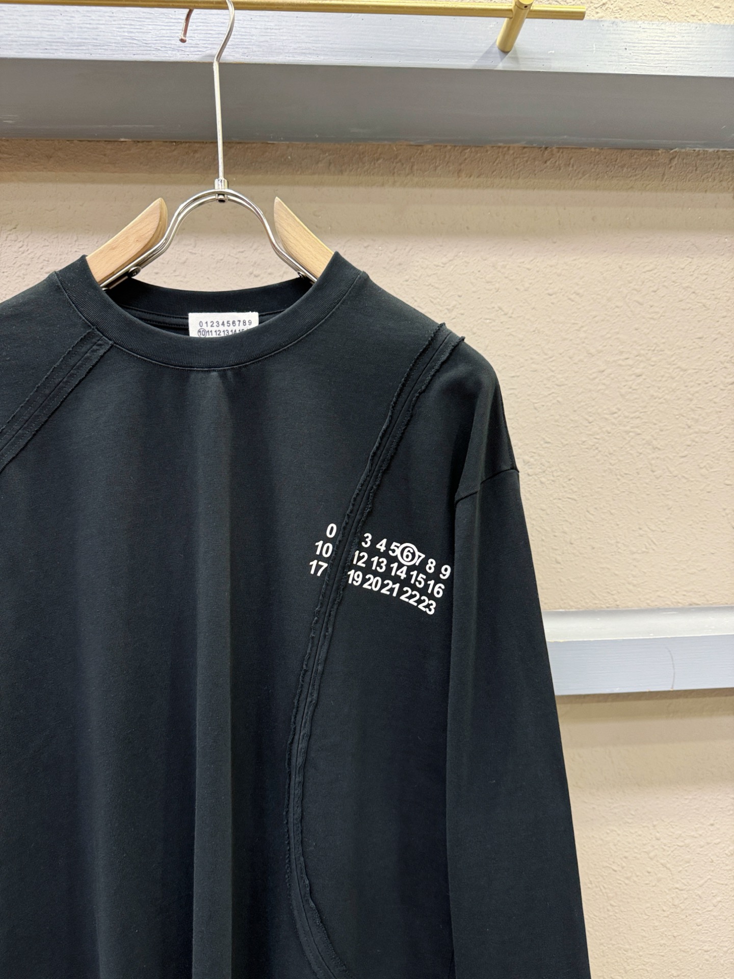 马吉拉 2025秋冬新品长袖T恤，经典Logo设计，百搭款 官网同步发售，柔软细腻保暖 亲肤感极高，完美