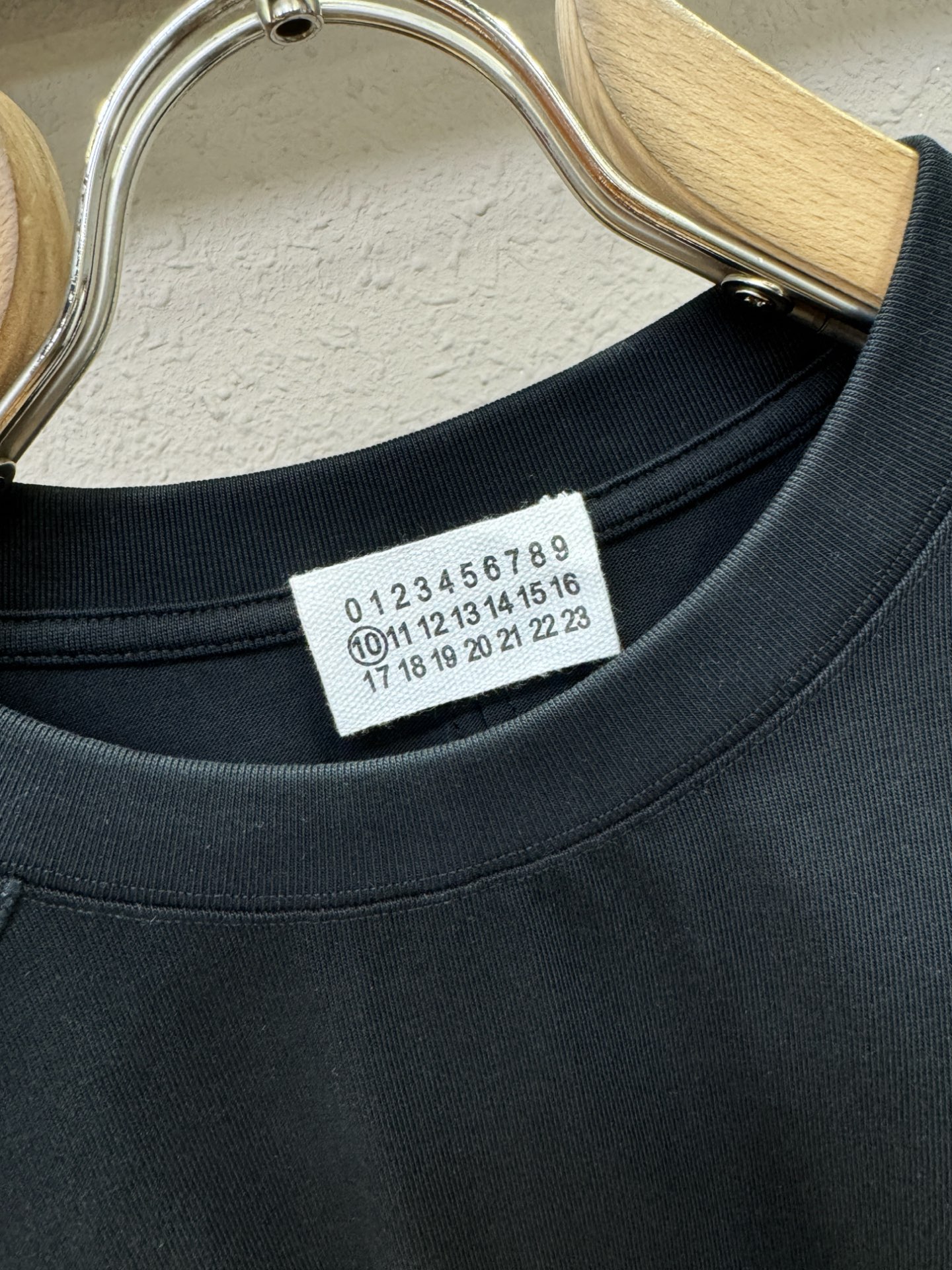 马吉拉 2025秋冬新品长袖T恤，经典Logo设计，百搭款 官网同步发售，柔软细腻保暖 亲肤感极高，完美