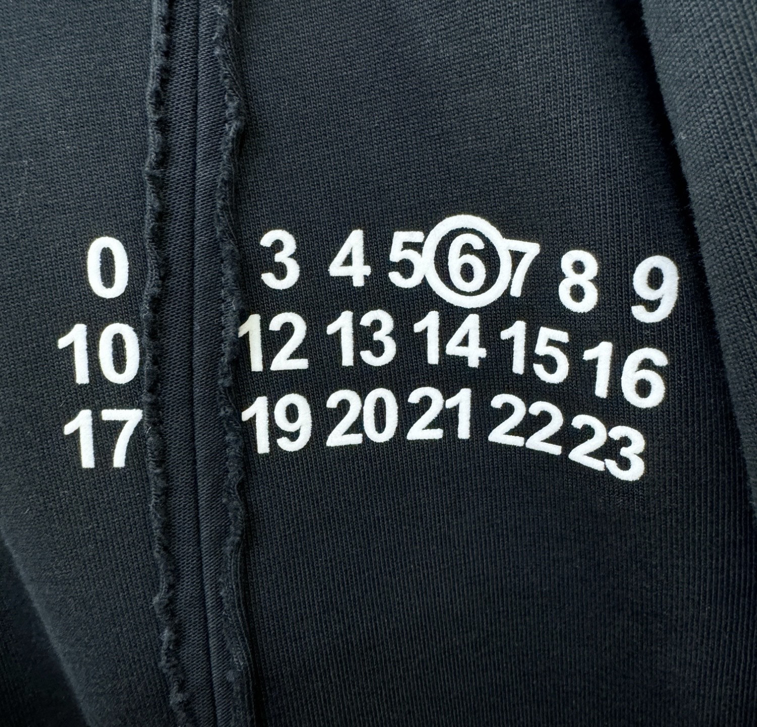 马吉拉 2025秋冬新品长袖T恤，经典Logo设计，百搭款 官网同步发售，柔软细腻保暖 亲肤感极高，完美