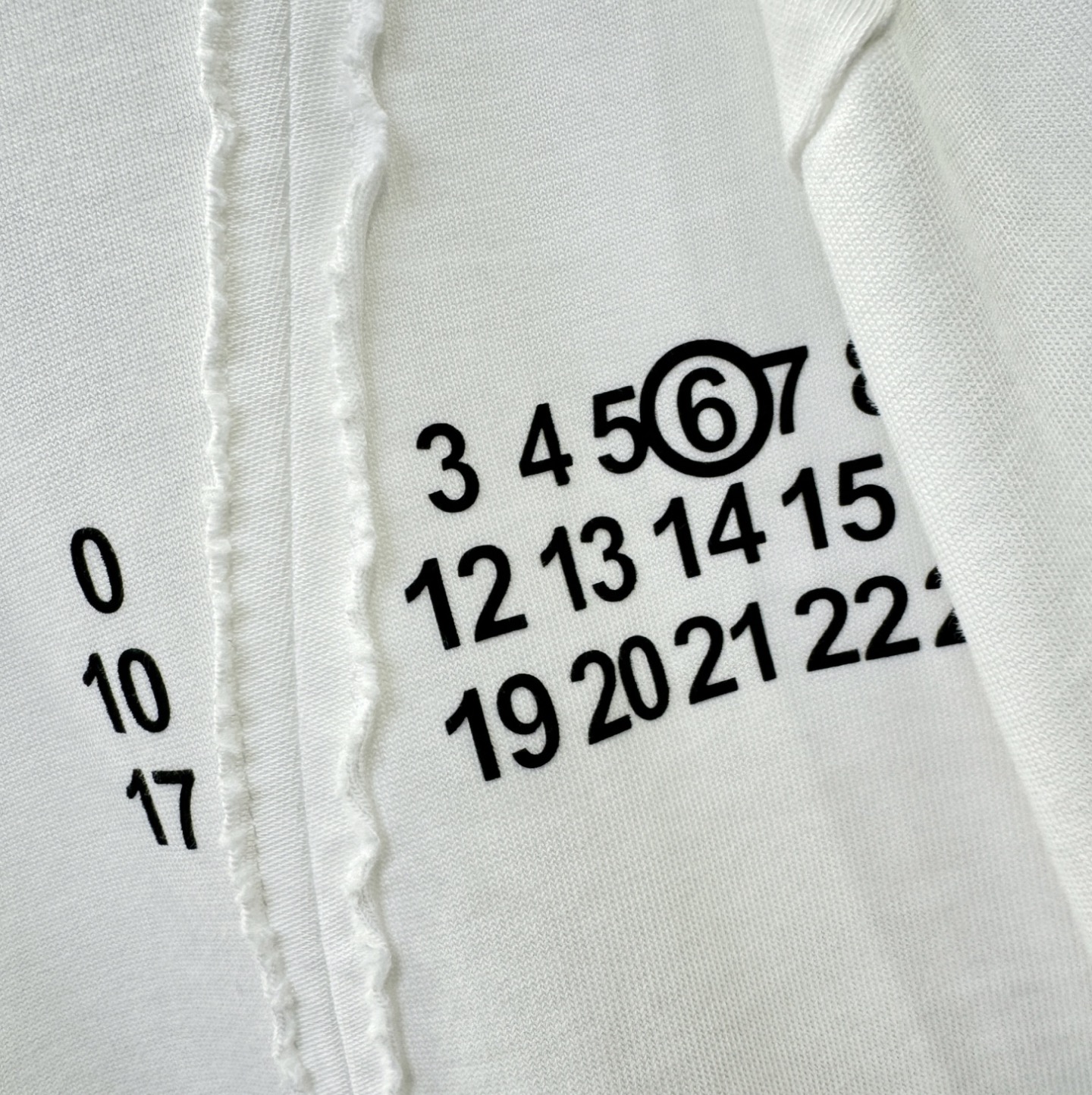 马吉拉 2025秋冬新品长袖T恤，经典Logo设计，百搭款 官网同步发售，柔软细腻保暖 亲肤感极高，完美